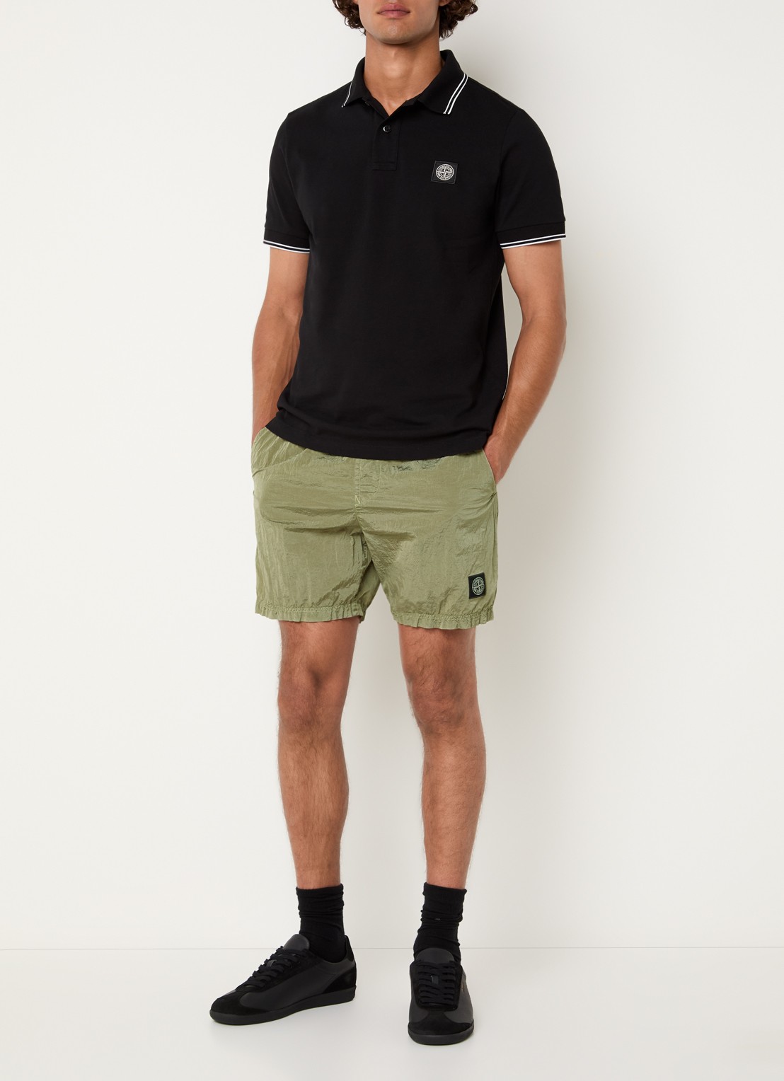 Stone Island B100004 Zwemshort met logo en steekzakken - voorkant 3 olijfgroen