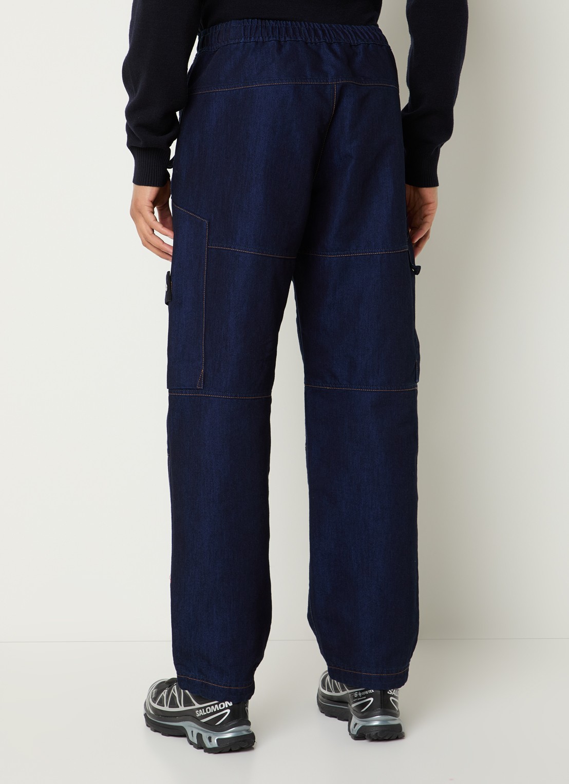 Stone Island K2S15 straight fit cargobroek van denim met klepzakken en logo - achterkant indigo
