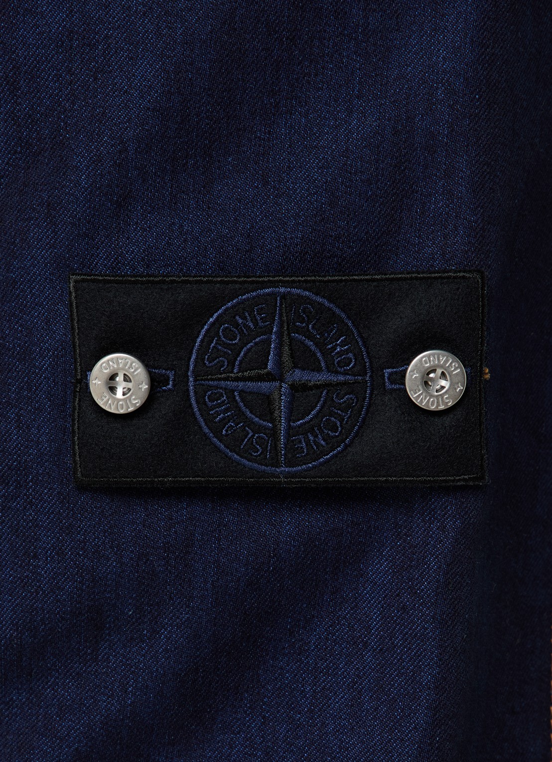 Stone Island K2S15 straight fit cargobroek van denim met klepzakken en logo - detail 6 indigo