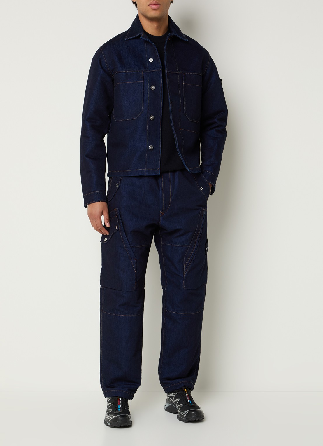 Stone Island K2S15 straight fit cargobroek van denim met klepzakken en logo - voorkant 3 indigo