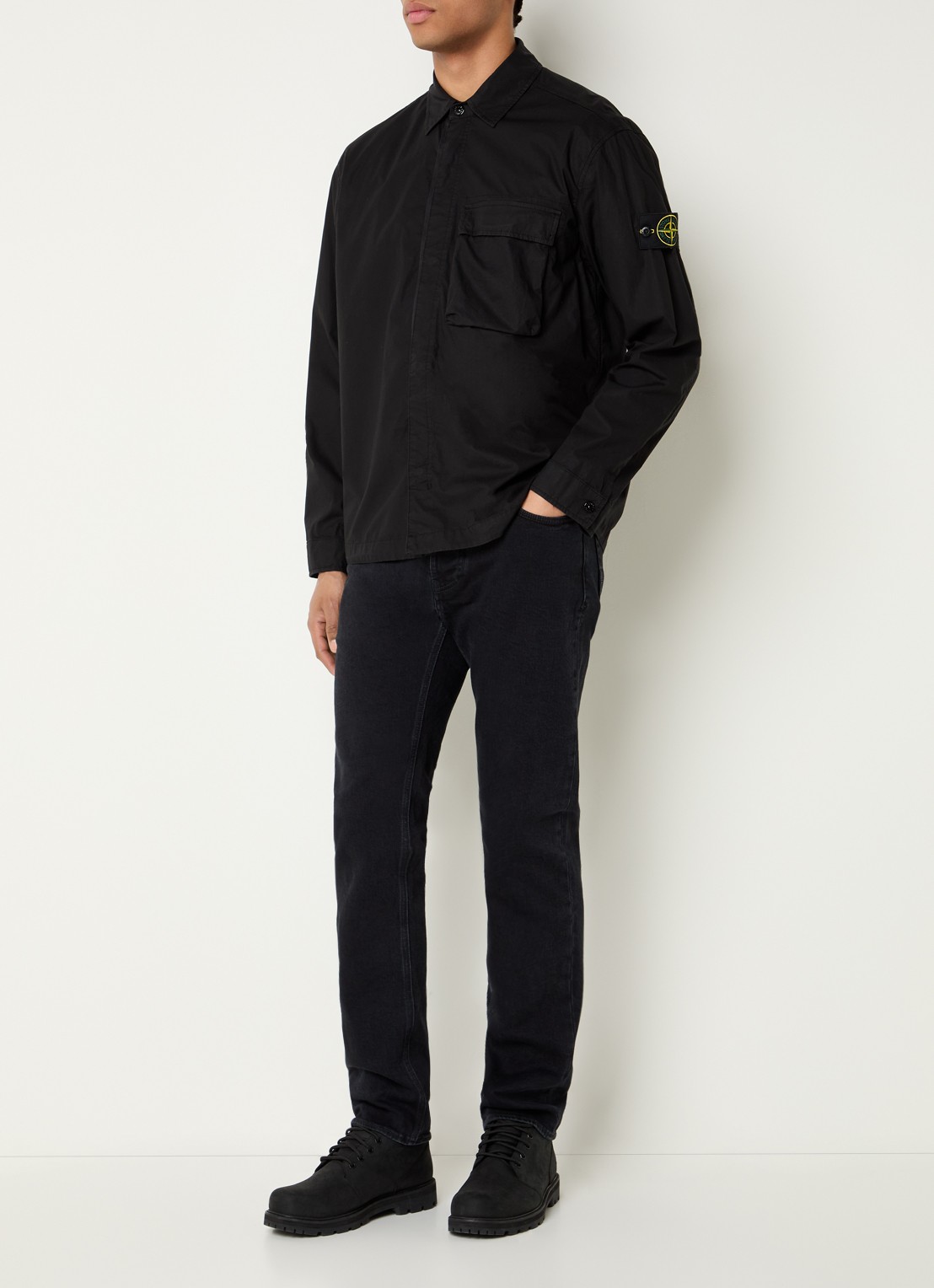 Stone Island S0003 overshirt met borstzak en logo - voorkant 2 zwart