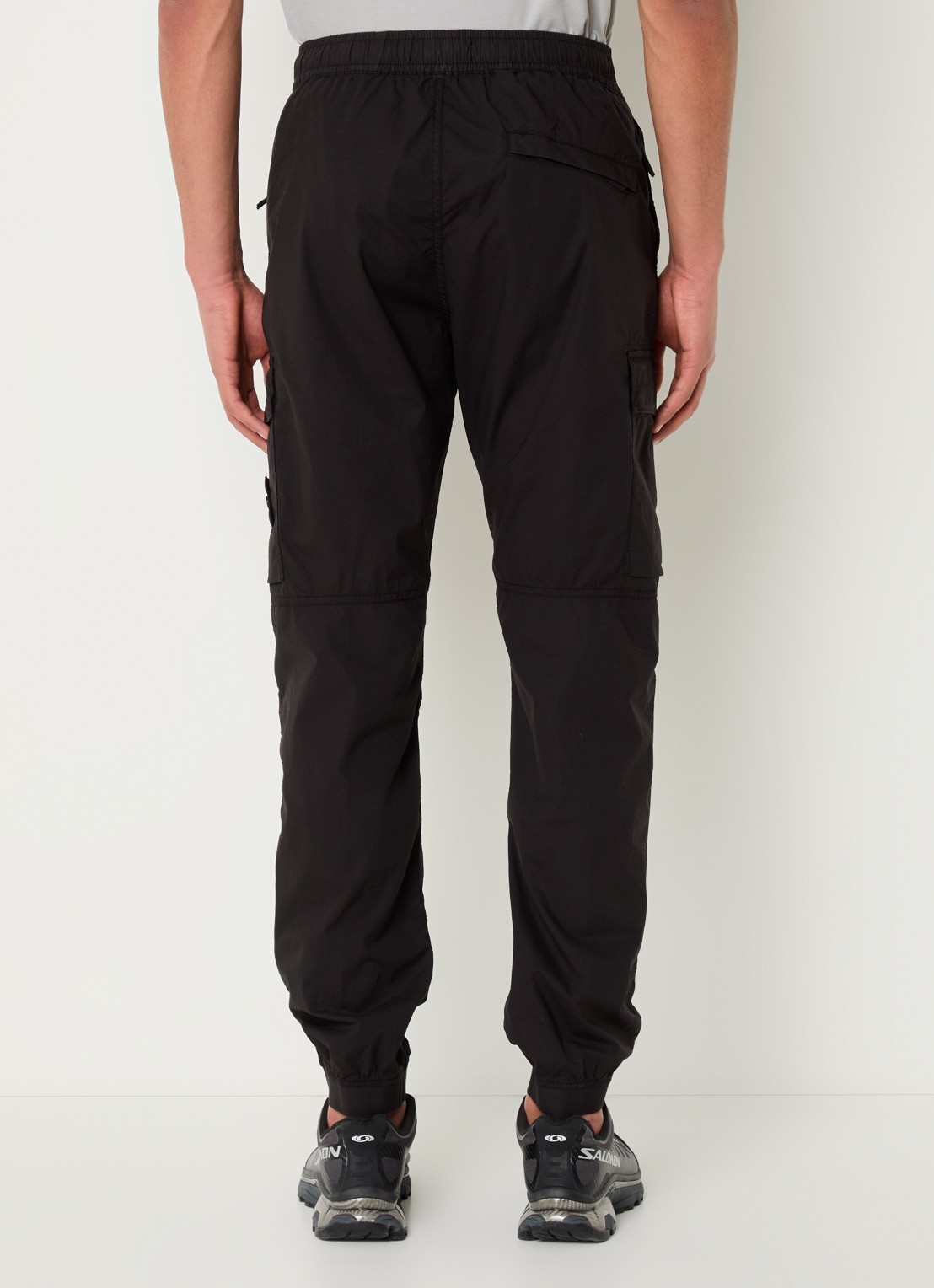 Stone Island S0003 paracadute tapered fit cargobroek met logo en steekzakken - achterkant zwart