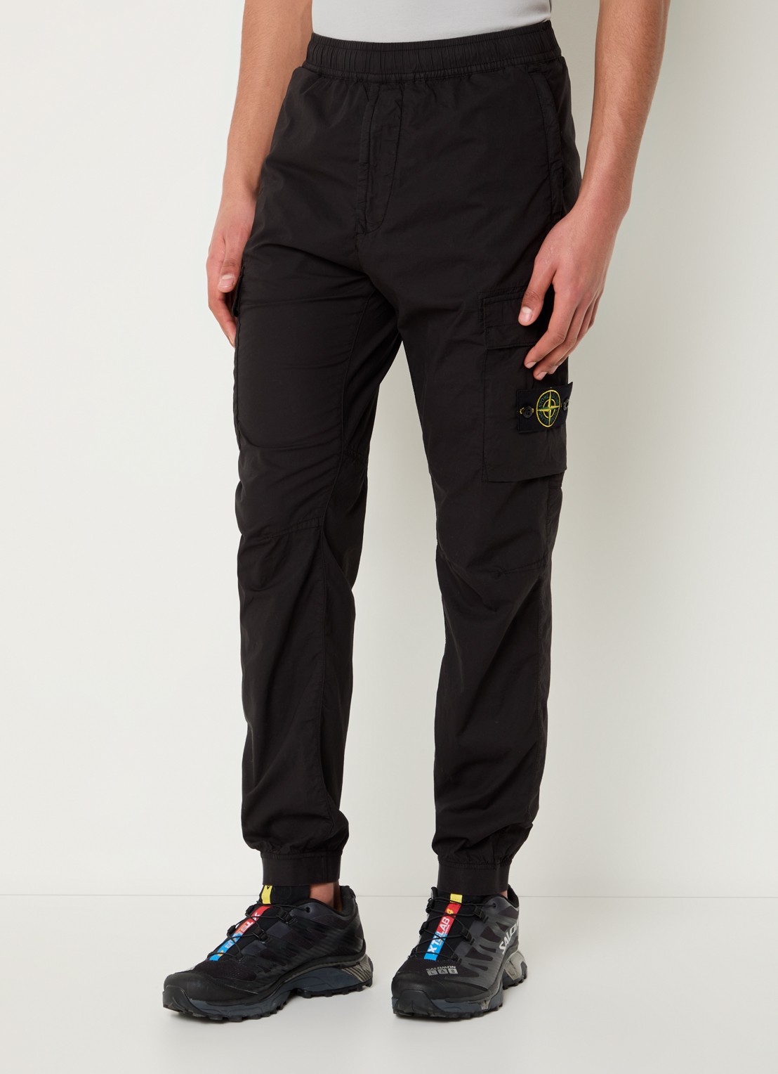 Stone Island S0003 paracadute tapered fit cargobroek met logo en steekzakken - detail 2 zwart
