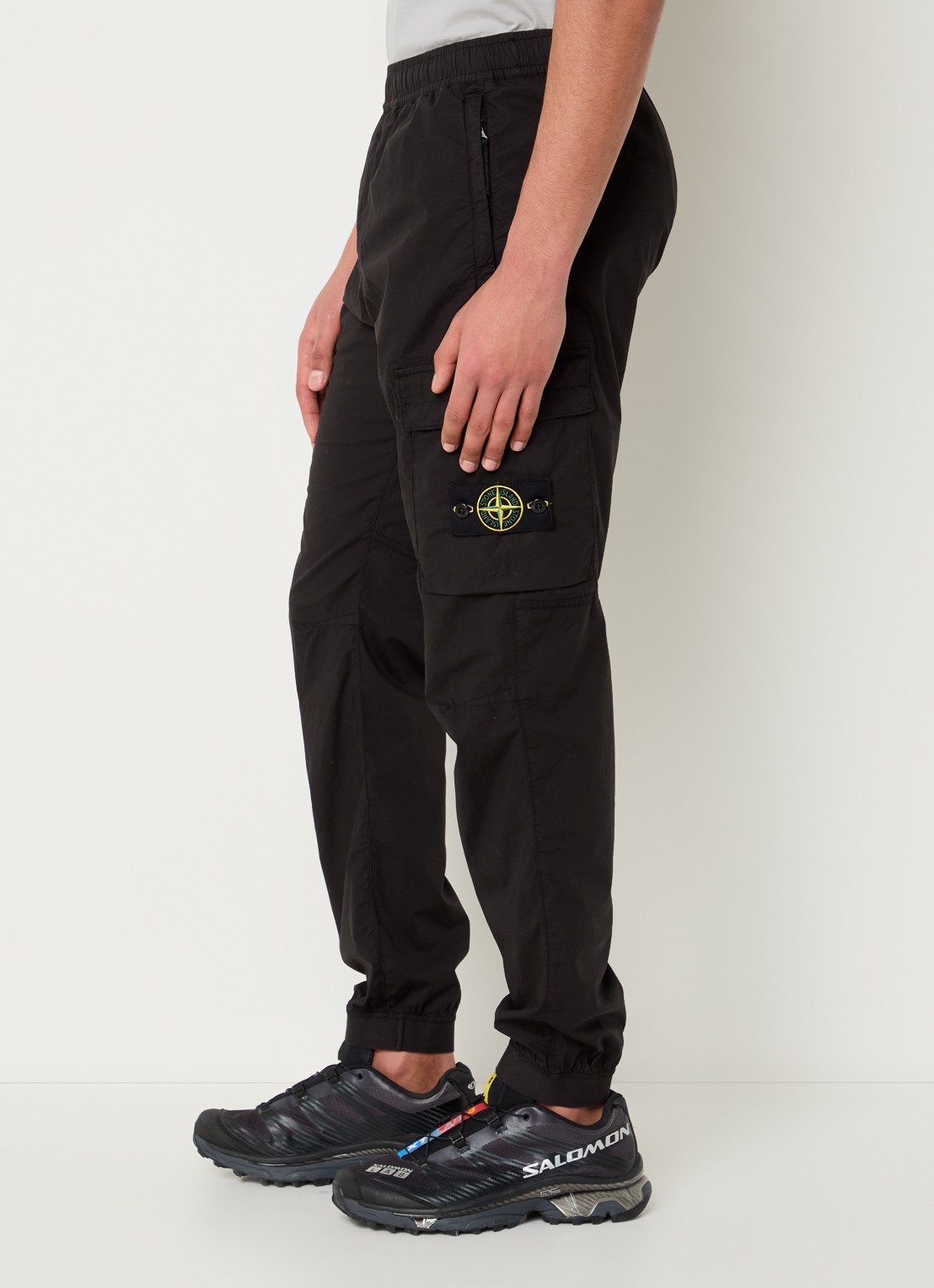 Stone Island S0003 paracadute tapered fit cargobroek met logo en steekzakken - detail 3 zwart