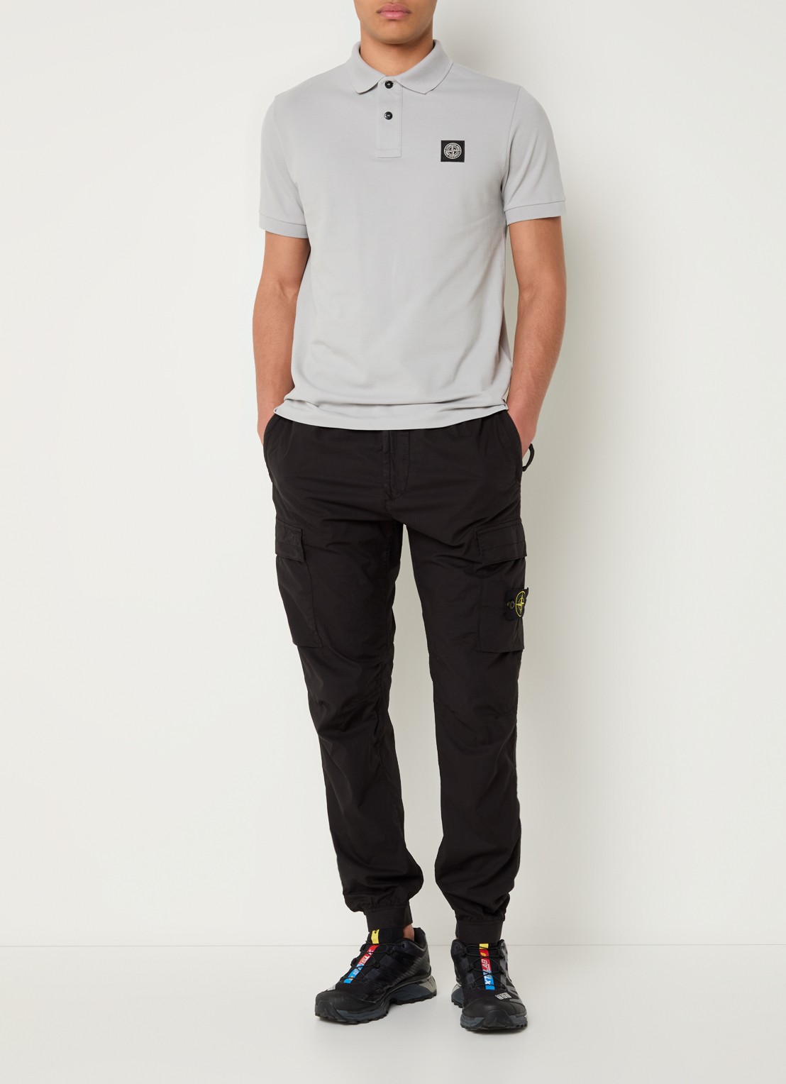 Stone Island S0003 paracadute tapered fit cargobroek met logo en steekzakken - voorkant 6 zwart