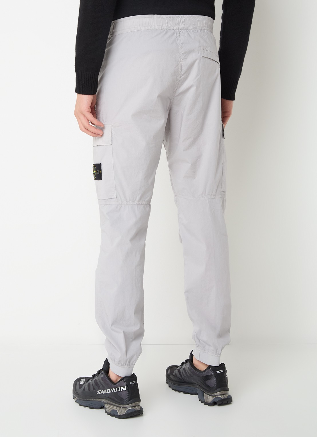 Stone Island S0003 paracadute tapered fit cargobroek met logo en steekzakken - achterkant lichtgrijs