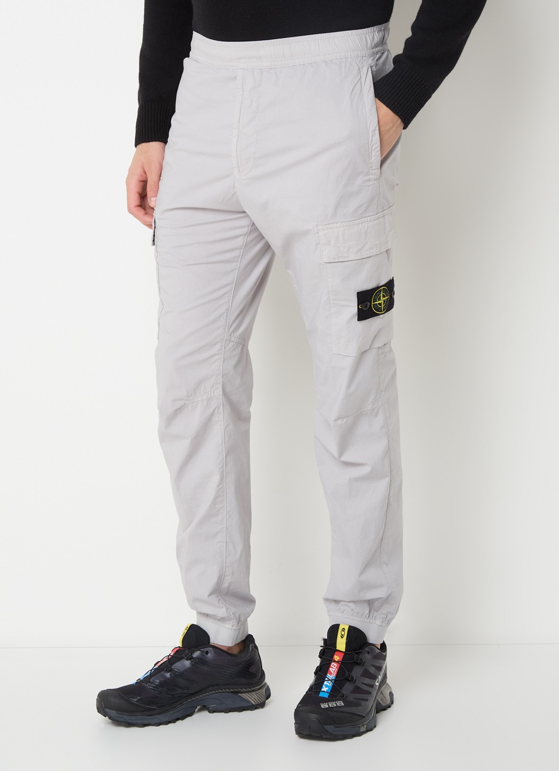 Stone Island S0003 paracadute tapered fit cargobroek met logo en steekzakken - detail 2 lichtgrijs