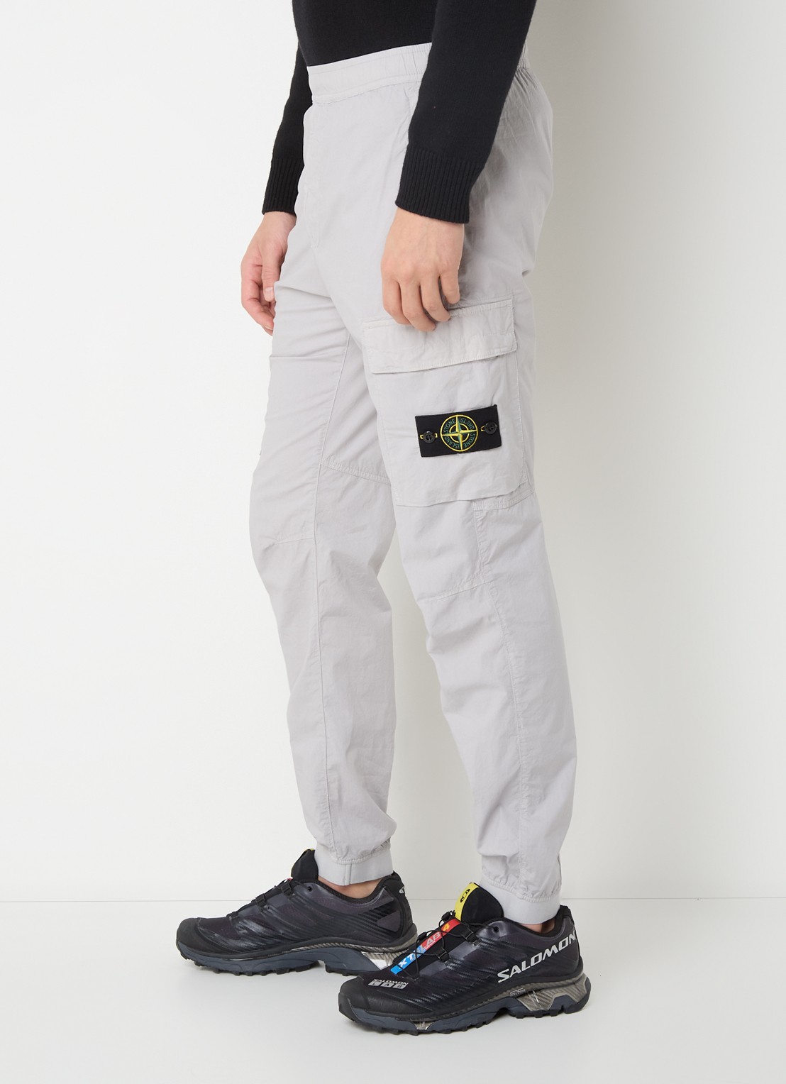 Stone Island S0003 paracadute tapered fit cargobroek met logo en steekzakken - detail 3 lichtgrijs