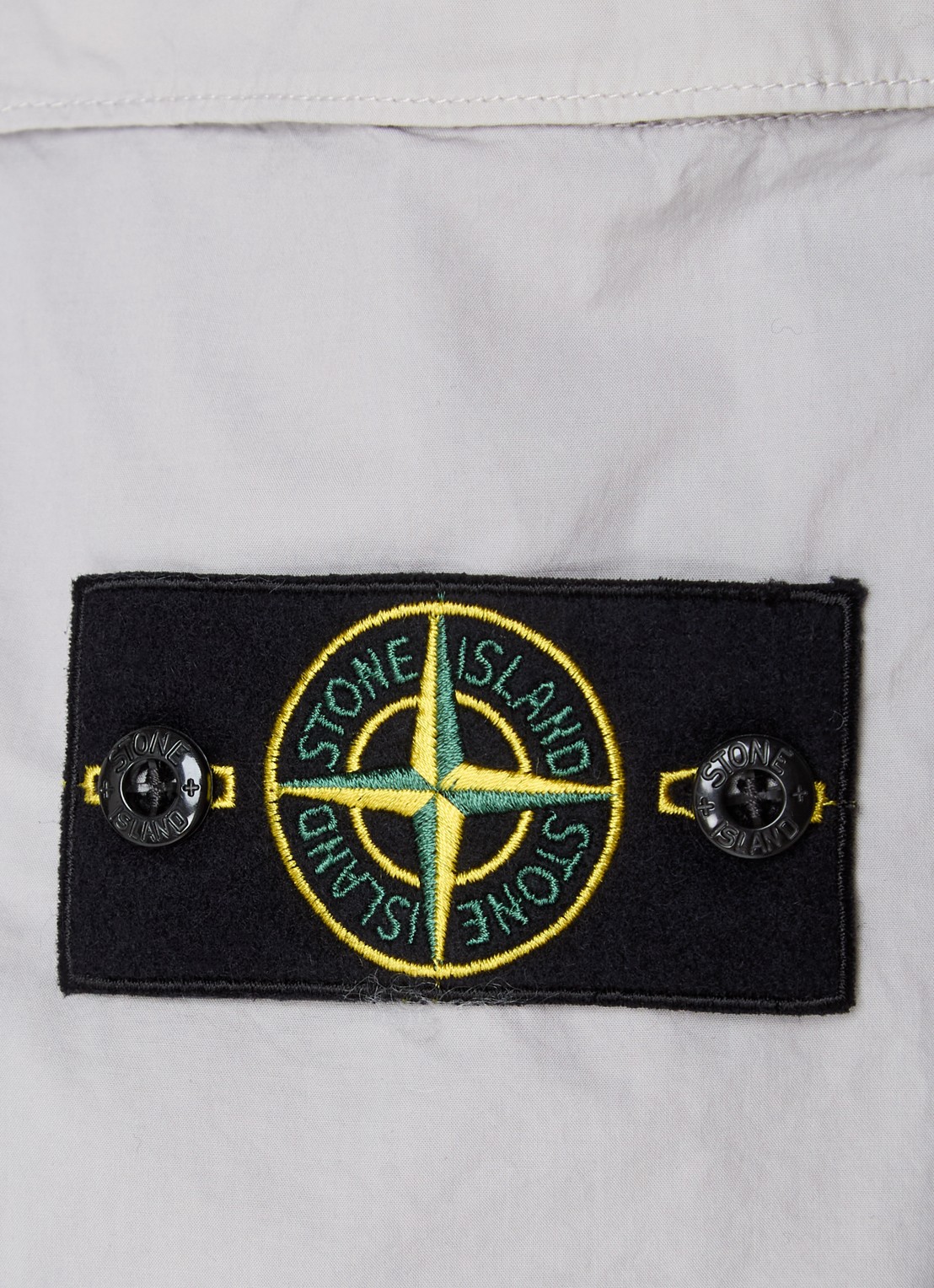 Stone Island S0003 paracadute tapered fit cargobroek met logo en steekzakken - detail 4 lichtgrijs