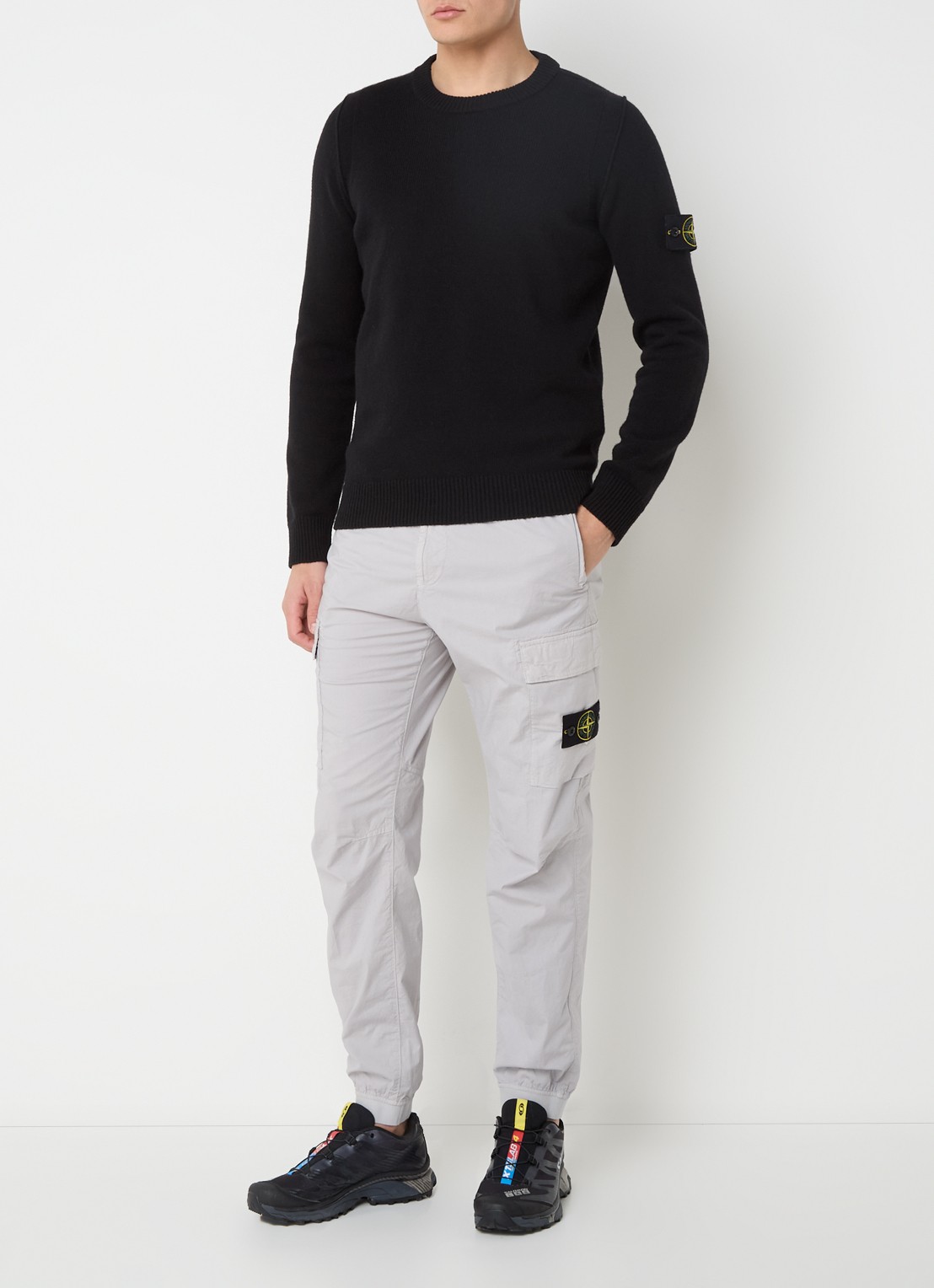 Stone Island S0003 paracadute tapered fit cargobroek met logo en steekzakken - voorkant 6 lichtgrijs