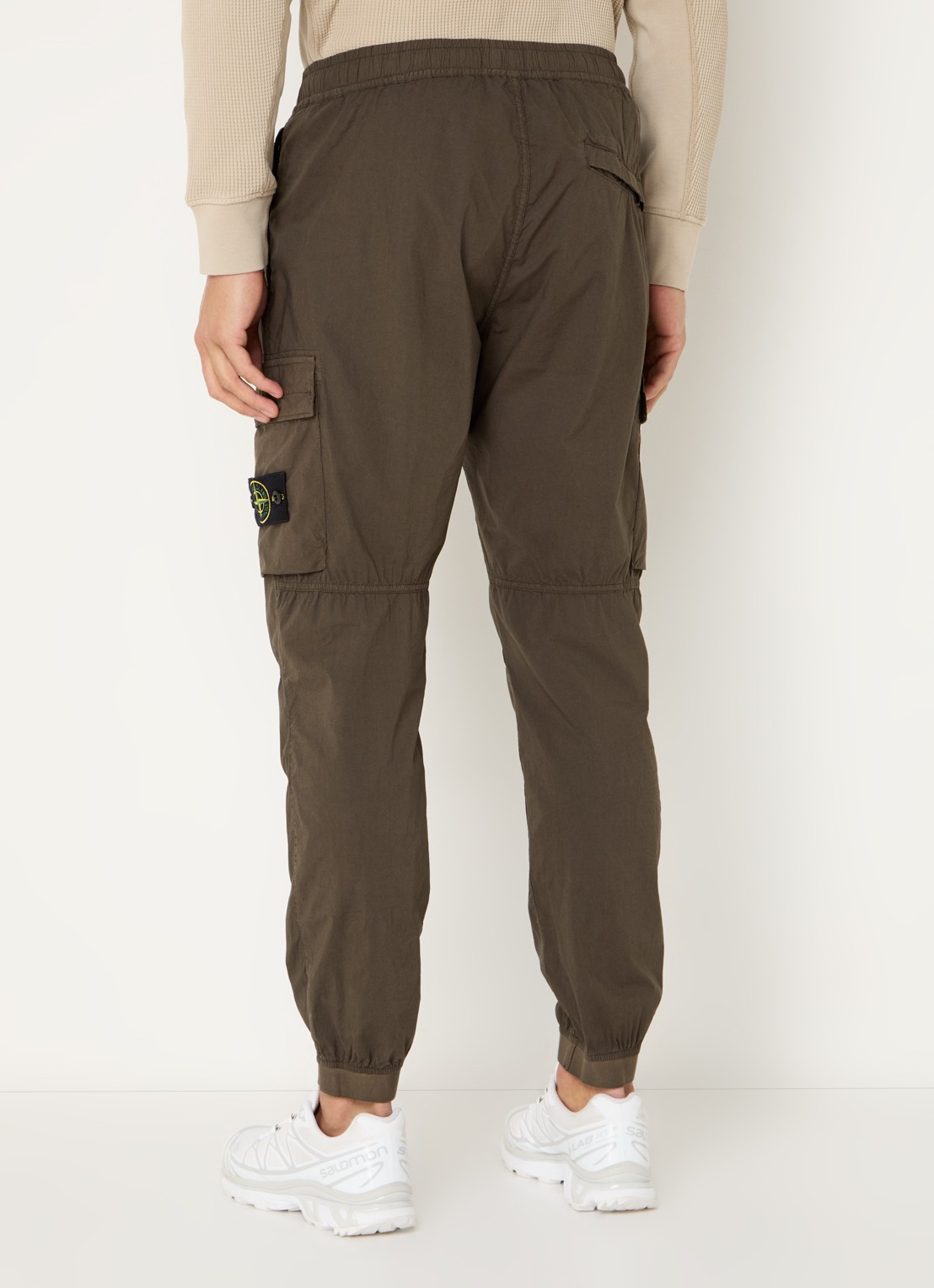 Stone Island S0003 paracadute tapered fit cargobroek met logo en steekzakken - achterkant 6 bronsgroen