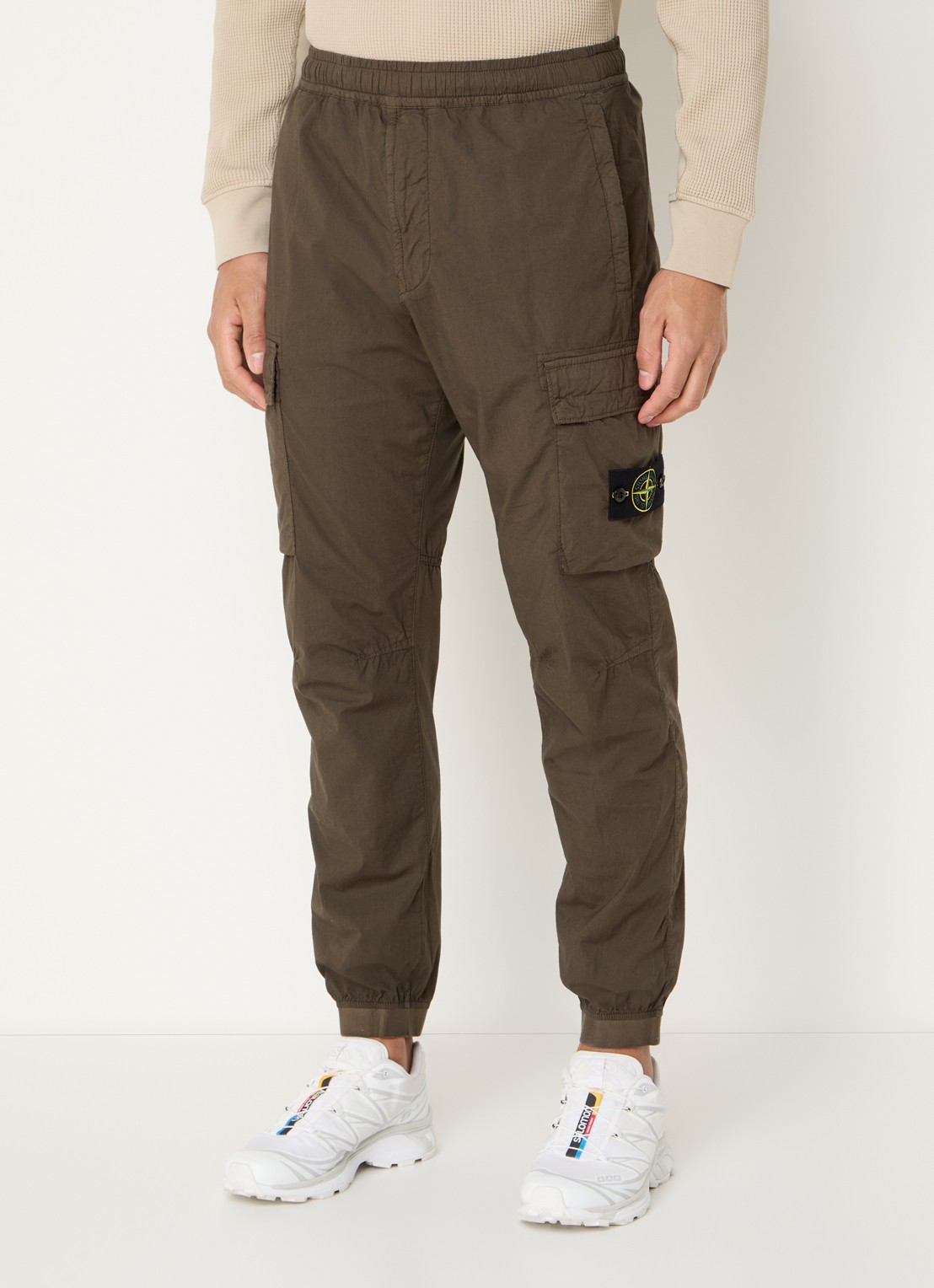 Stone Island S0003 paracadute tapered fit cargobroek met logo en steekzakken - detail bronsgroen