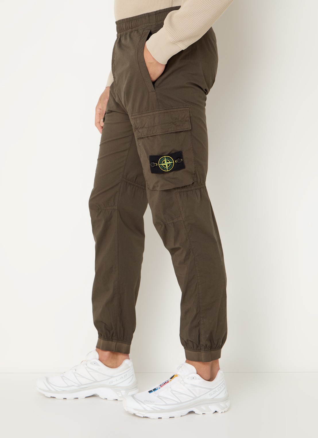 Stone Island S0003 paracadute tapered fit cargobroek met logo en steekzakken - detail 2 bronsgroen