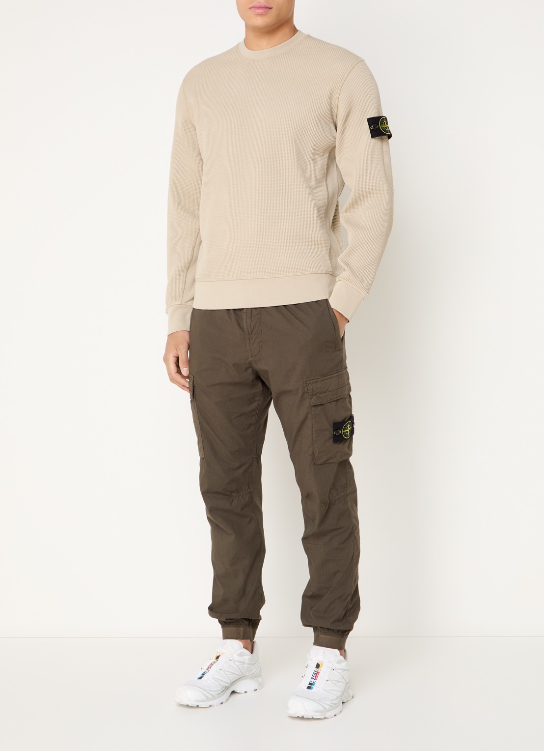 Stone Island S0003 paracadute tapered fit cargobroek met logo en steekzakken - voorkant 9 bronsgroen