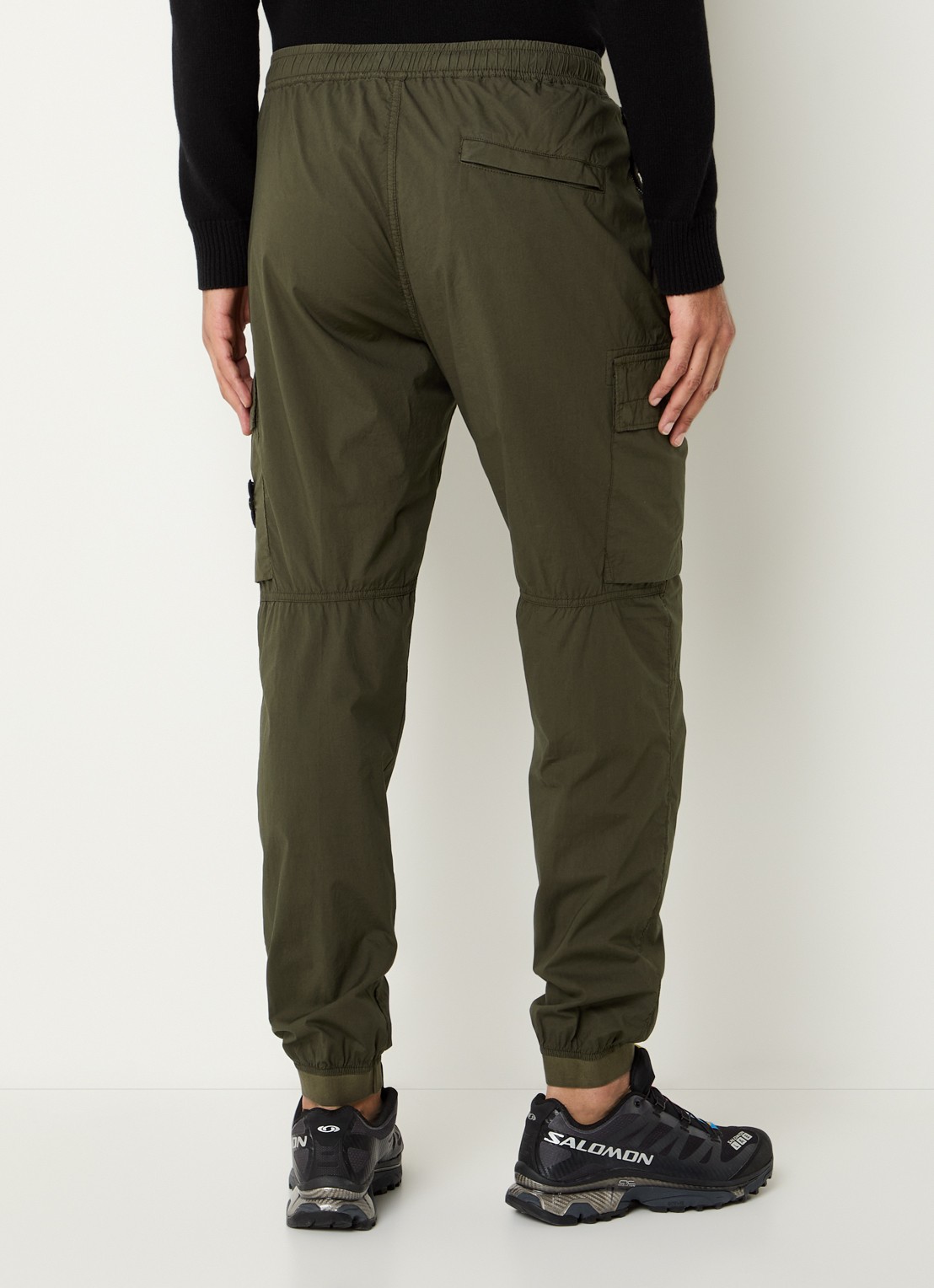 Stone Island S0003 paracadute tapered fit cargobroek met logo en steekzakken - achterkant 7 bronsgroen