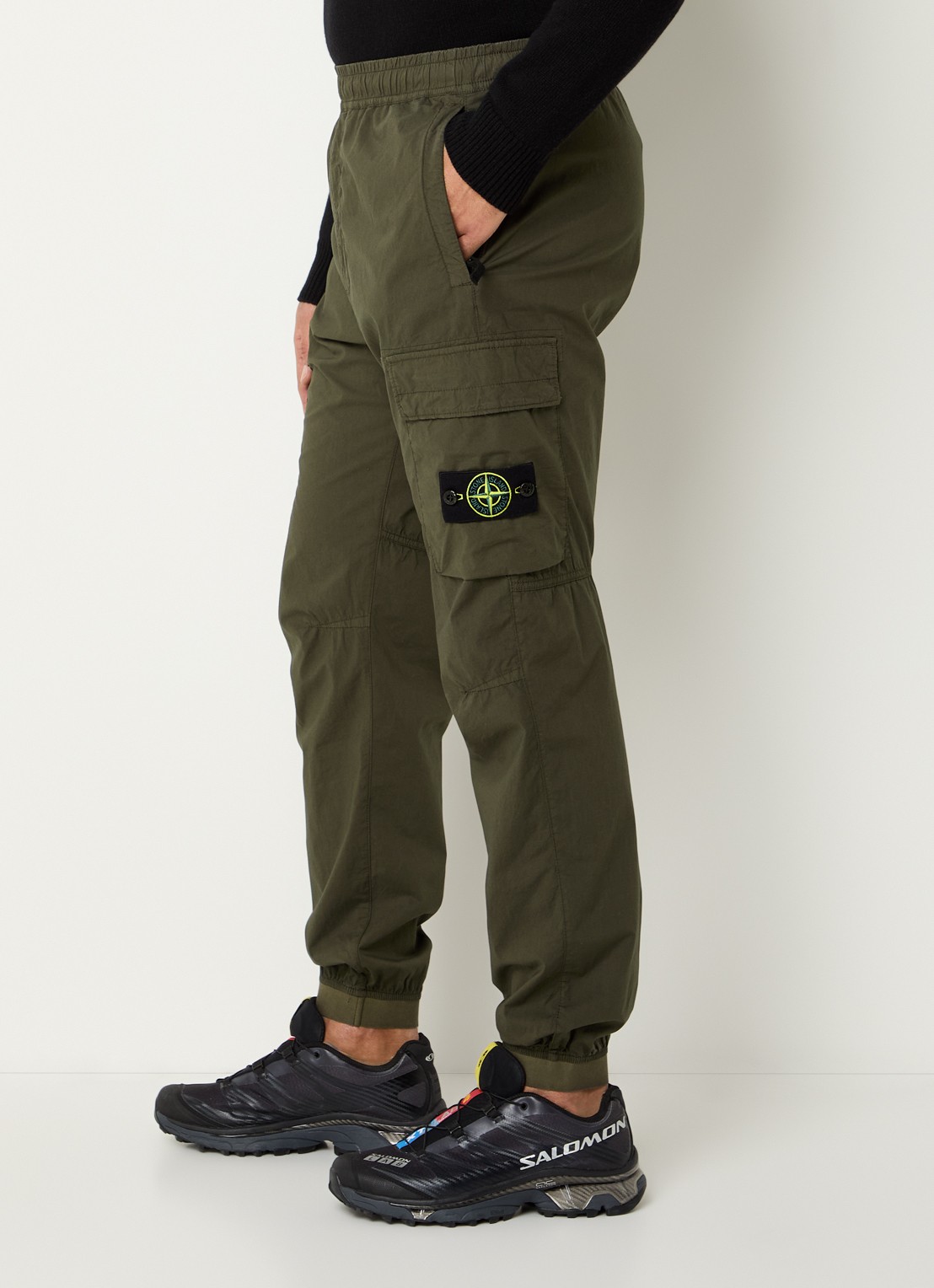 Stone Island S0003 paracadute tapered fit cargobroek met logo en steekzakken - detail 5 bronsgroen