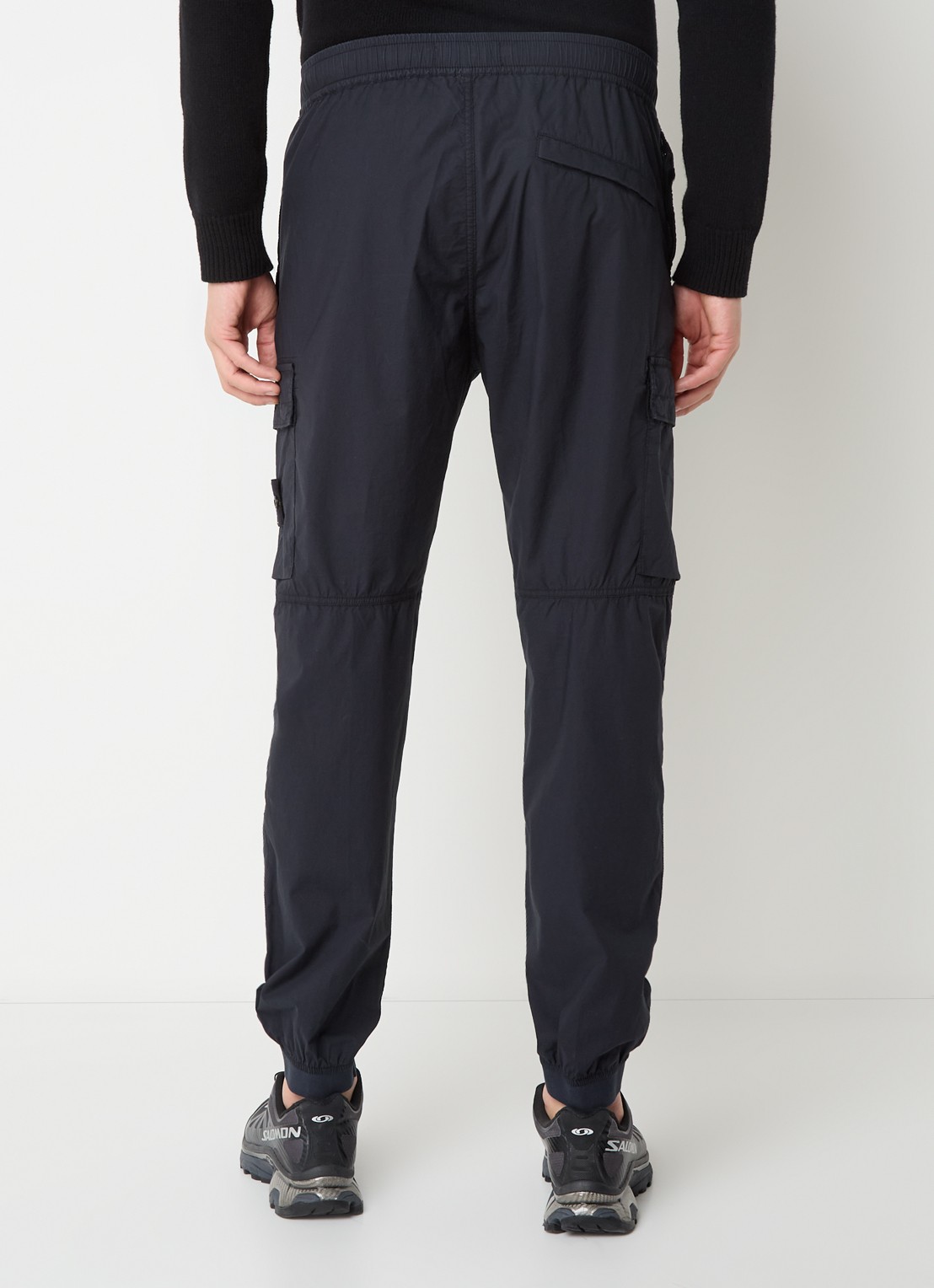 Stone Island S0003 paracadute tapered fit cargobroek met logo en steekzakken - achterkant donkerblauw
