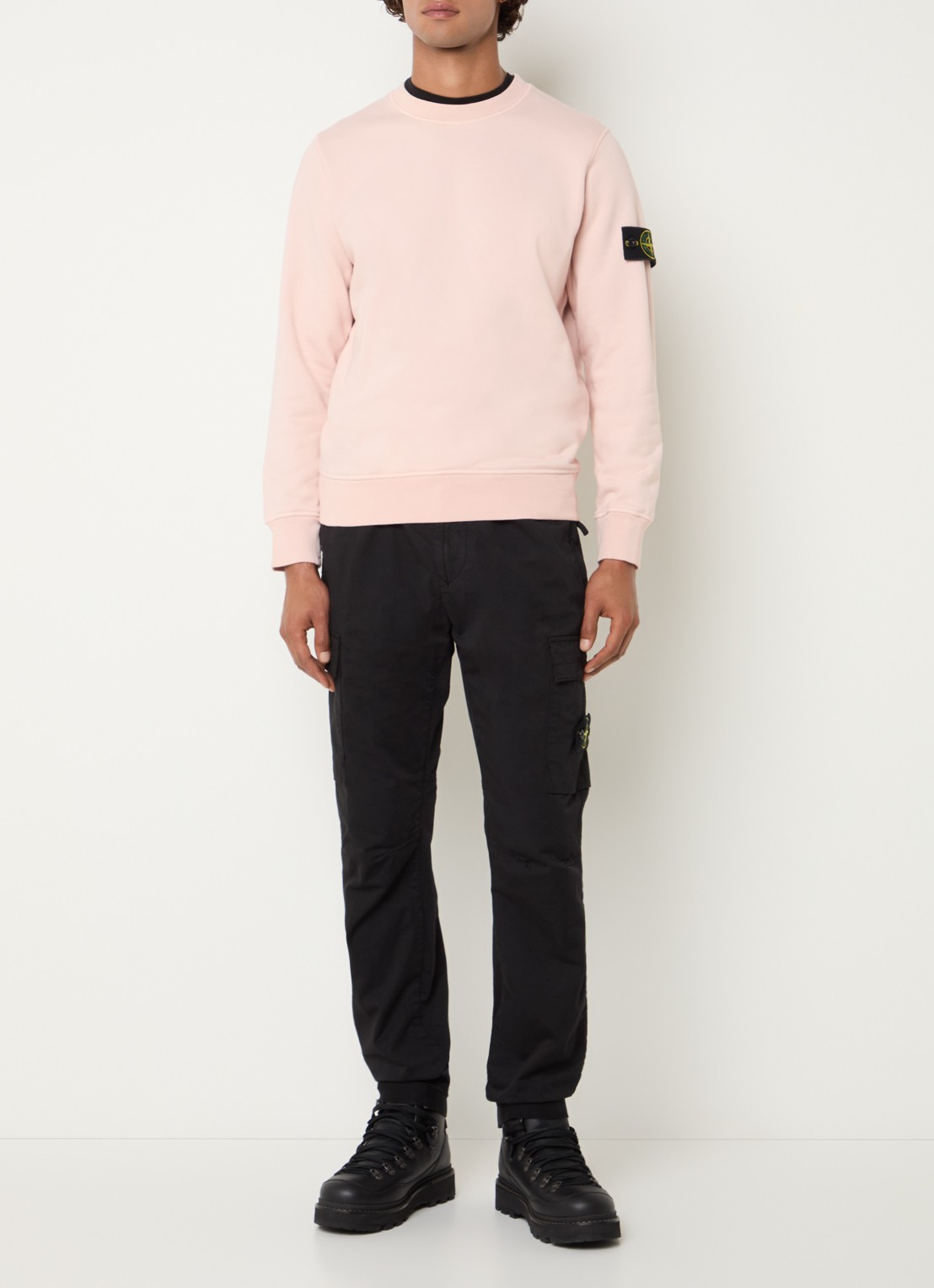 Stone Island S0014 slim fit cargobroek in wolblend met klepzakken - voorkant zwart