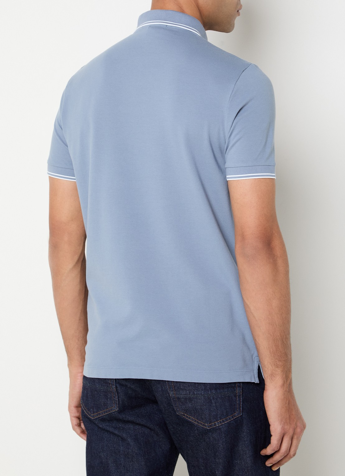 Stone Island S0018 slim fit polo van piqué katoen met logoborduring - achterkant staalblauw