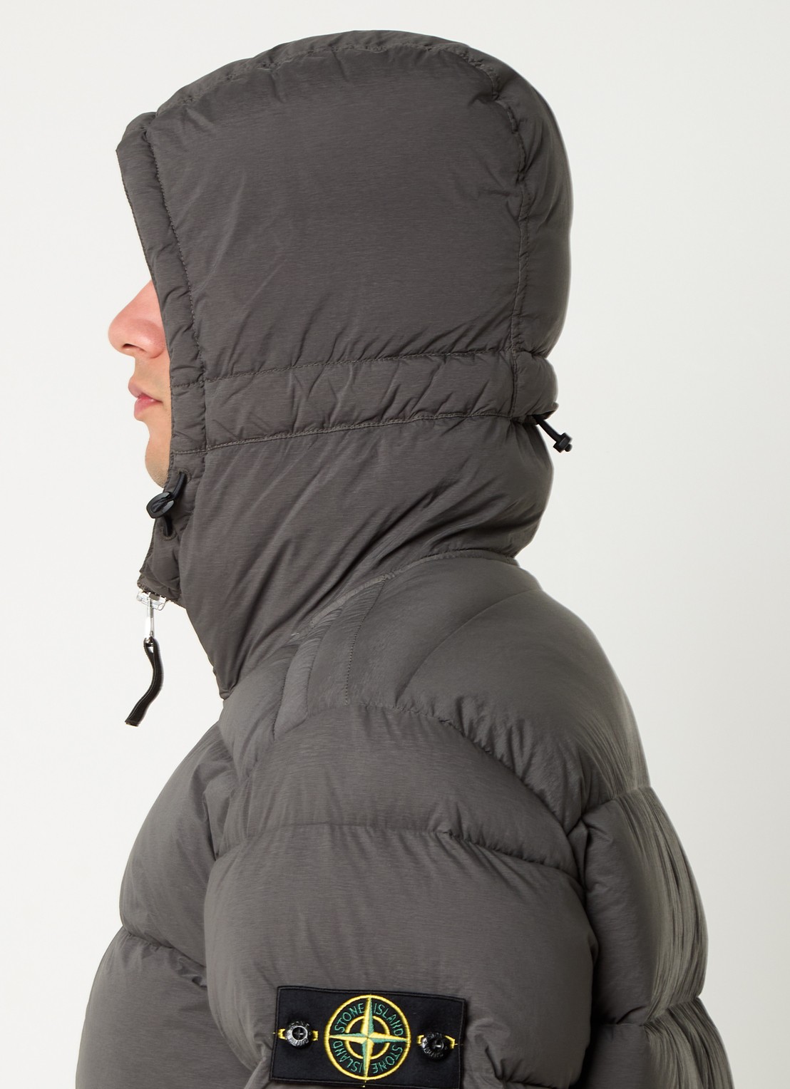 Stone Island S0028 puffer jack met donsvulling en logo - detail 2 antraciet