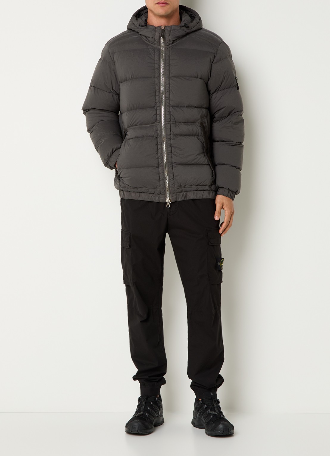 Stone Island S0028 puffer jack met donsvulling en logo - voorkant 6 antraciet