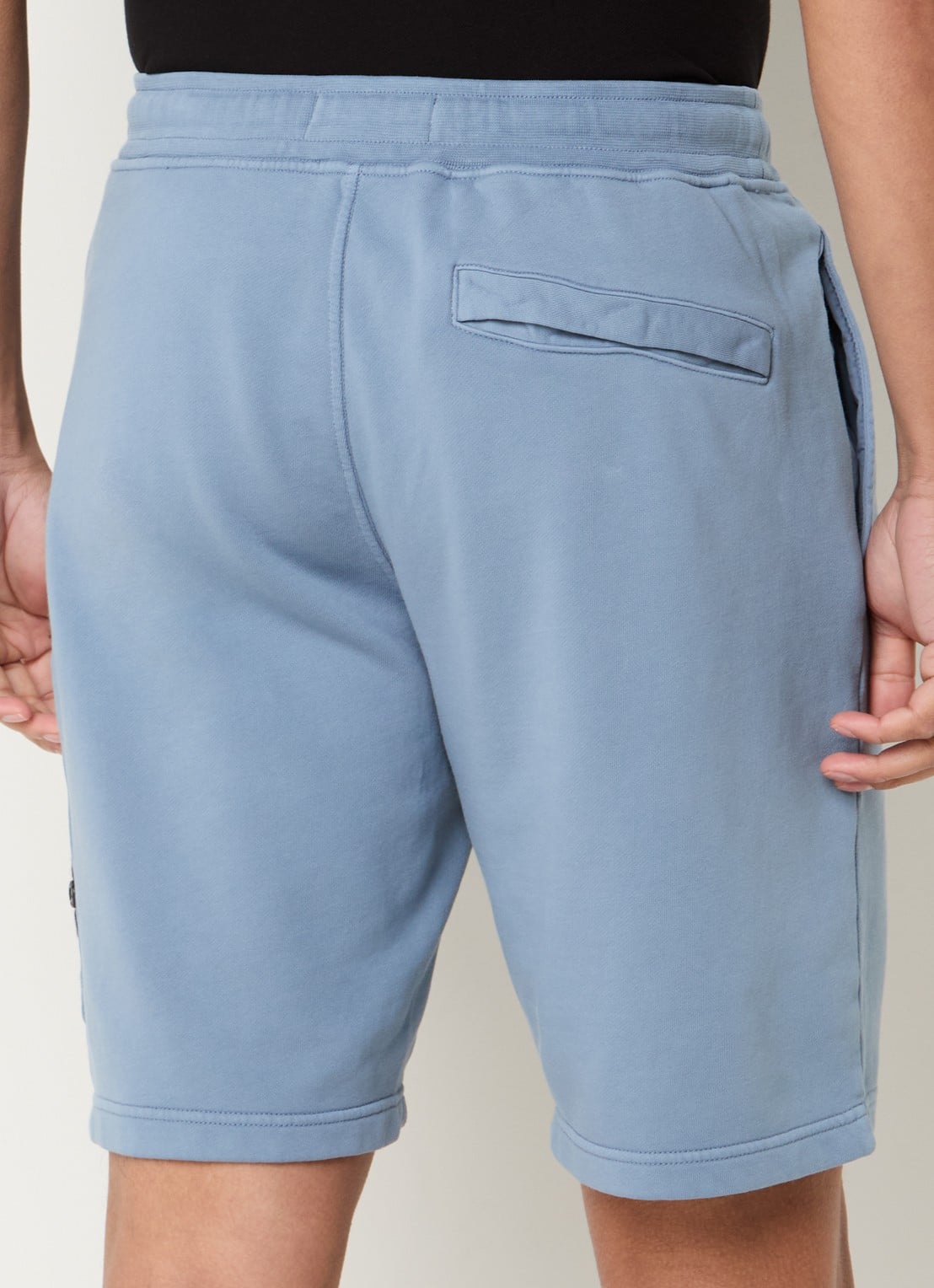 Stone Island S0051 straight fit korte joggingbroek met logo - achterkant 3 blauwgrijs