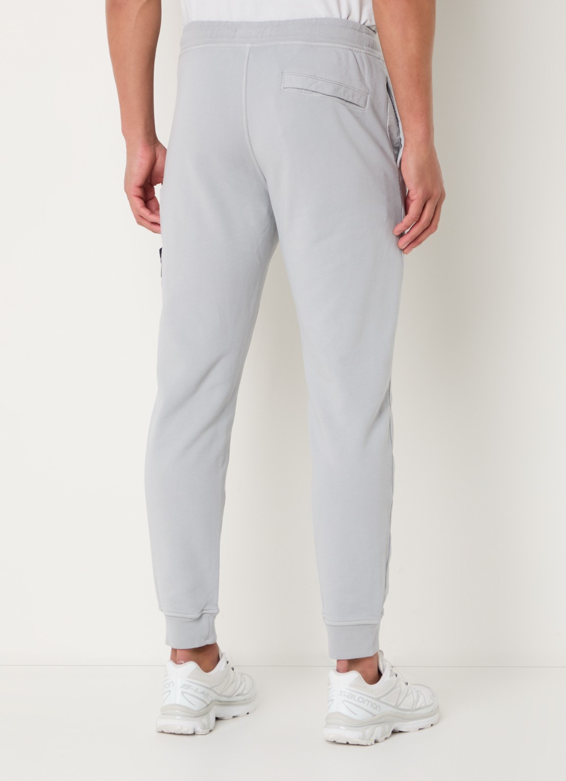 Stone Island S0051 tapered fit joggingbroek met logo - achterkant 6 lichtgrijs