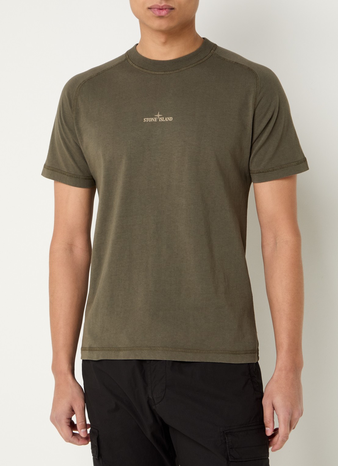 Stone Island S0080 T-shirt met logo- en backprint - achterkant legergroen