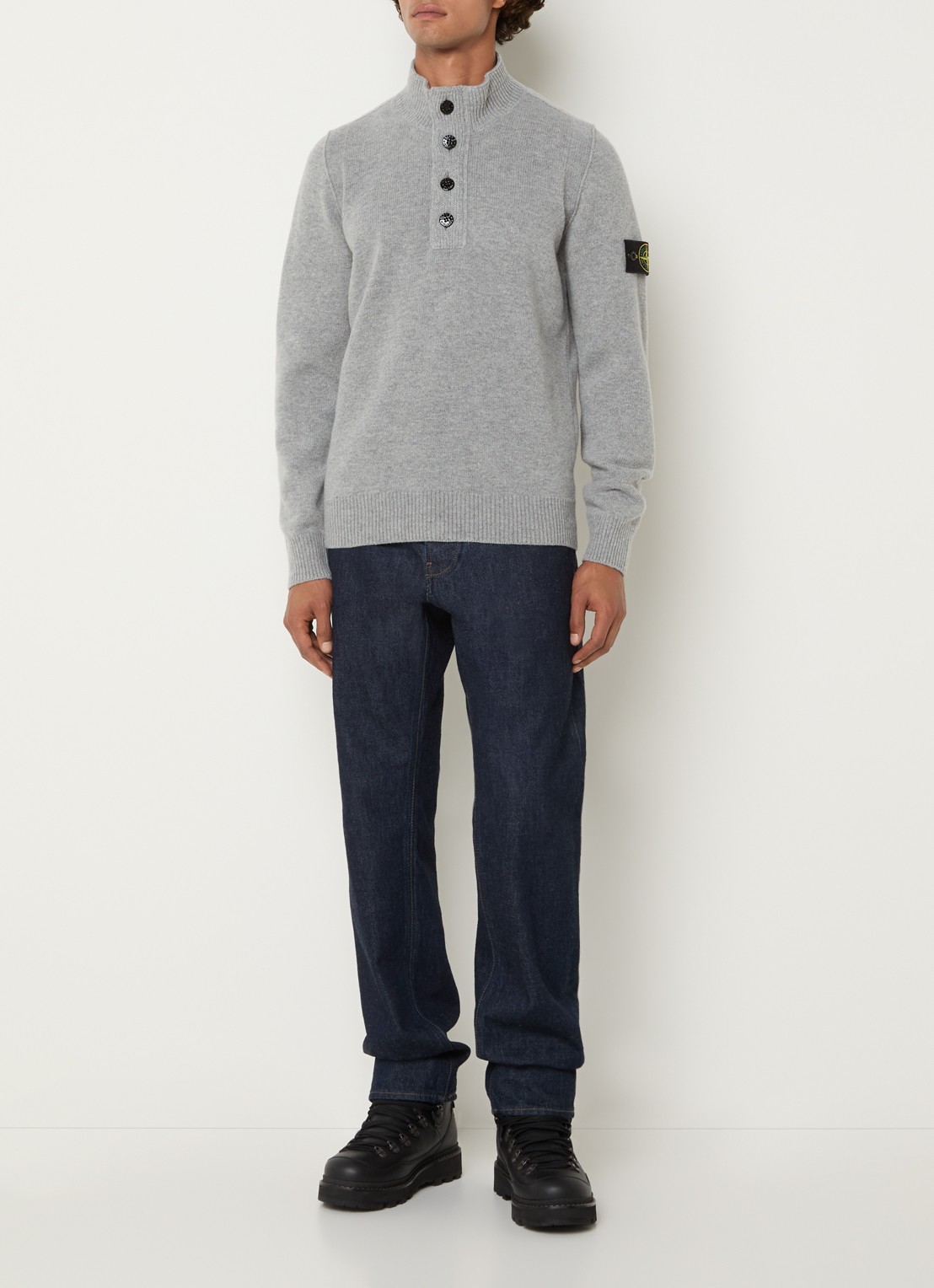 Stone Island S00A3 fijngebreide trui in wolblend met logo - voorkant 5 lichtgrijs