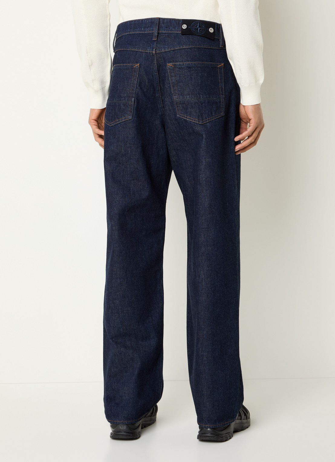 Stone Island S00J7 loose fit jeans met donkere wassing - achterkant indigo