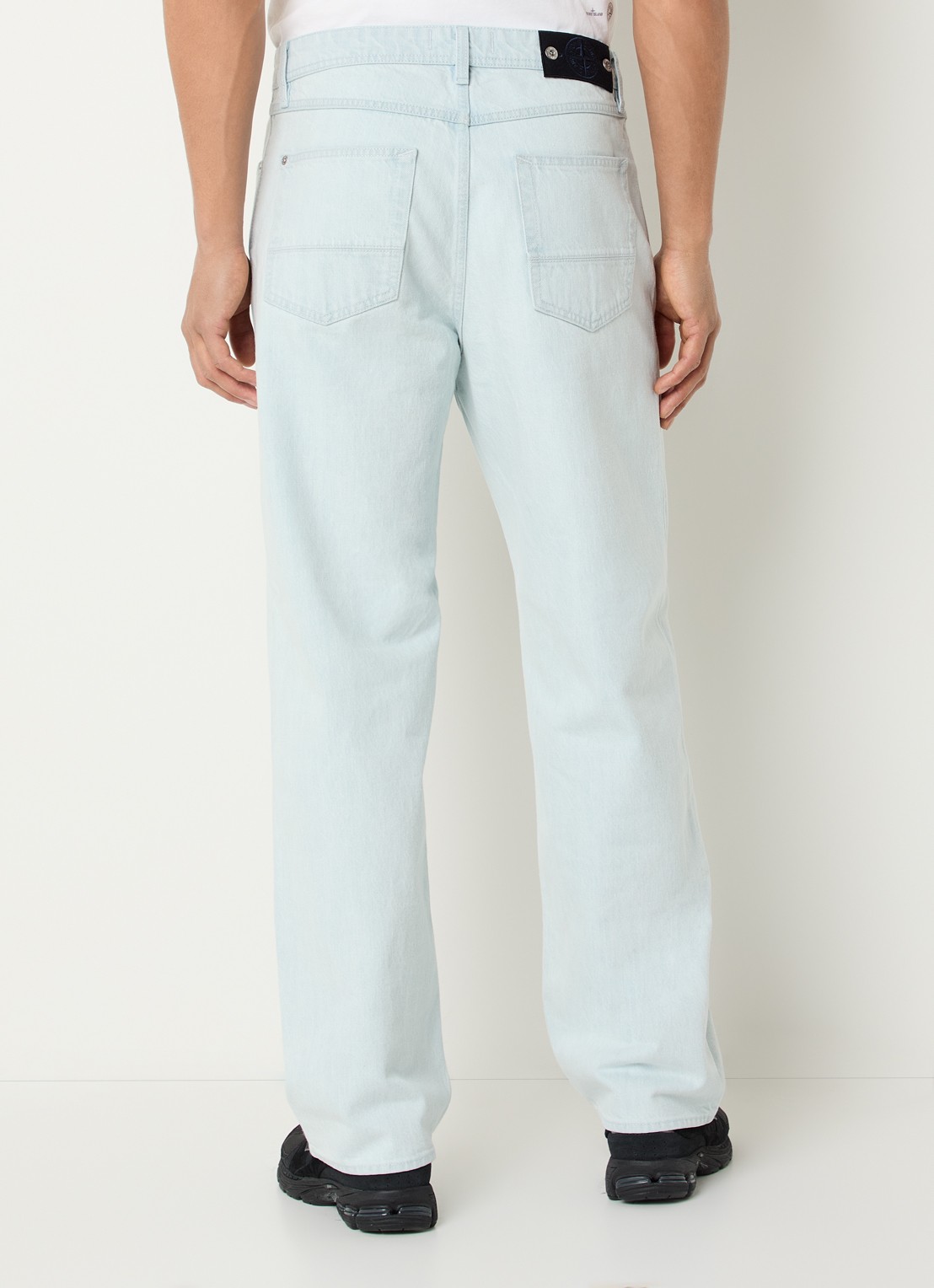 Stone Island S00J9 Loose fit jeans met lichte wassing - achterkant lichtblauw