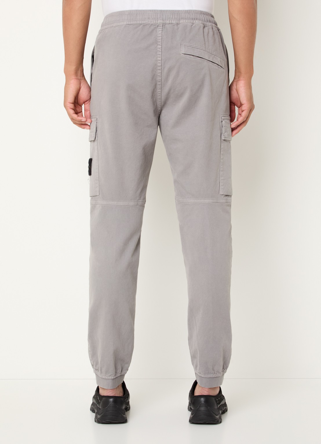 Stone Island S00L1 tapered fit cargobroek met steekzakken en logo - achterkant grijs