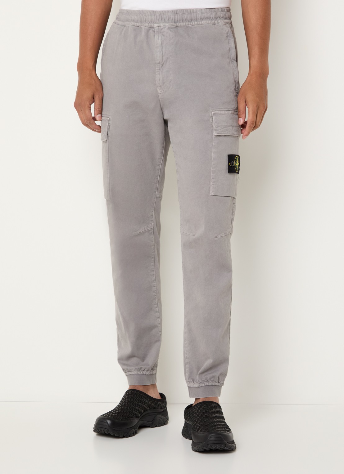 Stone Island S00L1 tapered fit cargobroek met steekzakken en logo - detail 2 grijs