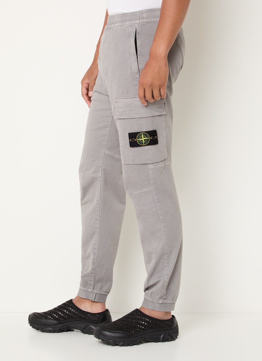 Stone Island S00L1 tapered fit cargobroek met steekzakken en logo - detail 3 grijs
