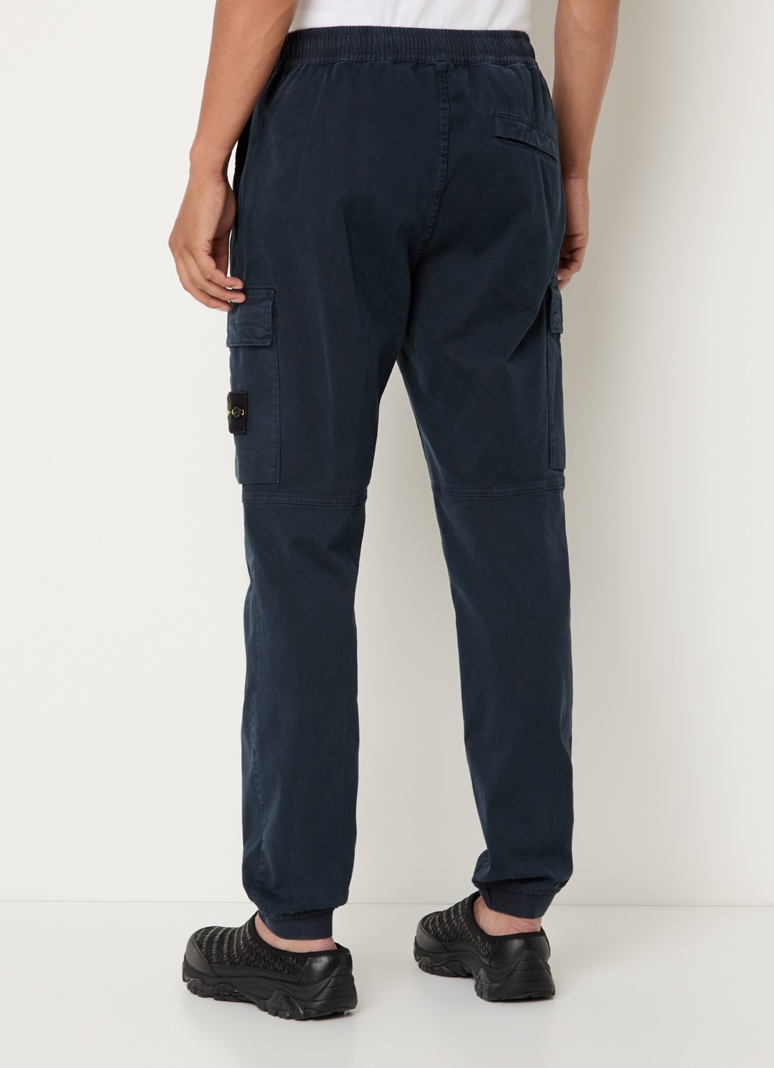 Stone Island S00L1 tapered fit cargobroek met steekzakken en logo - achterkant 4 donkerblauw