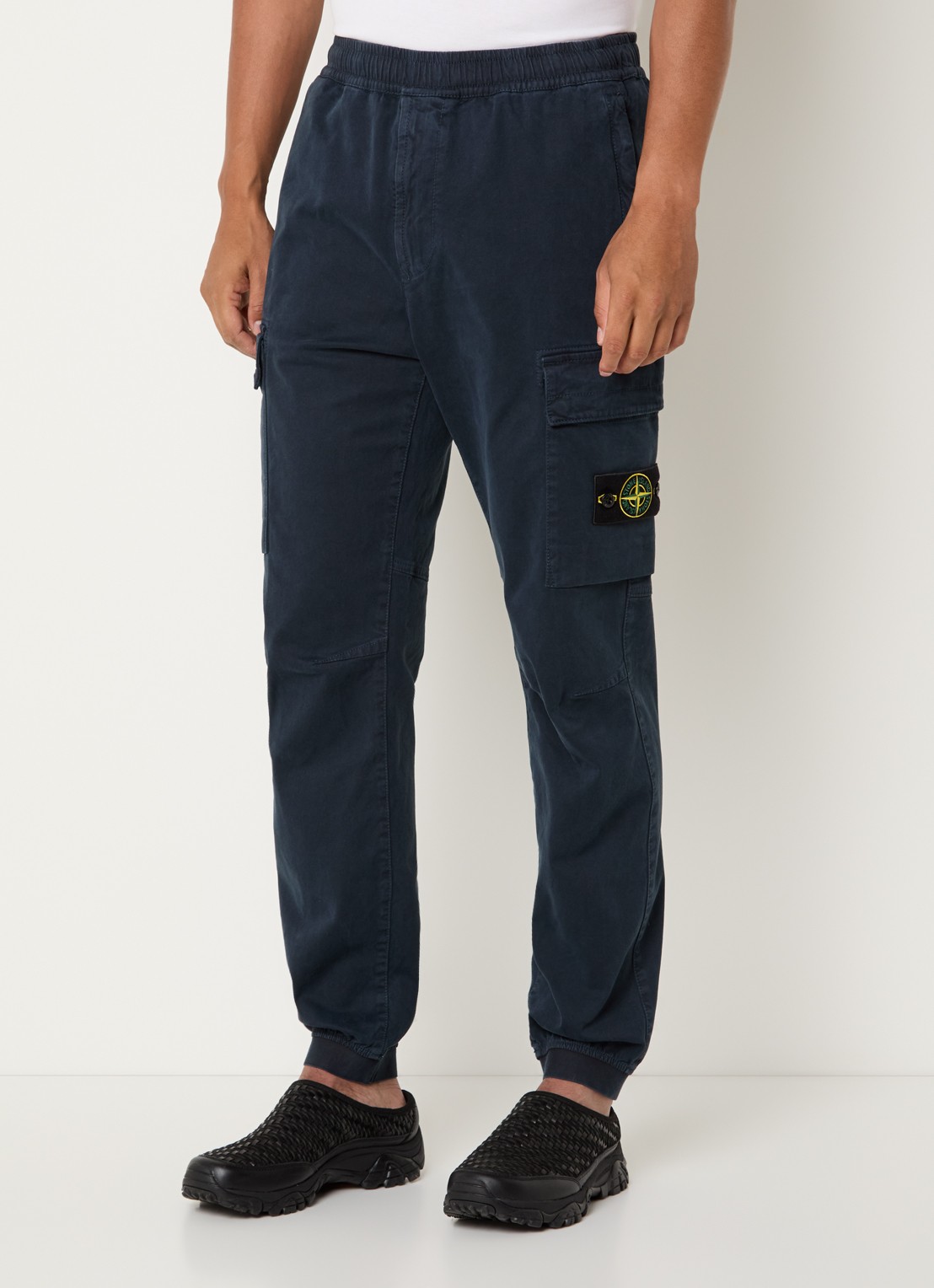 Stone Island S00L1 tapered fit cargobroek met steekzakken en logo - detail donkerblauw