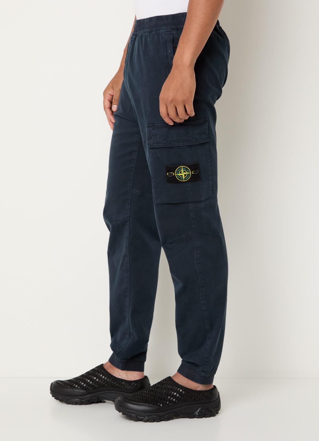 Stone Island S00L1 tapered fit cargobroek met steekzakken en logo - detail 2 donkerblauw