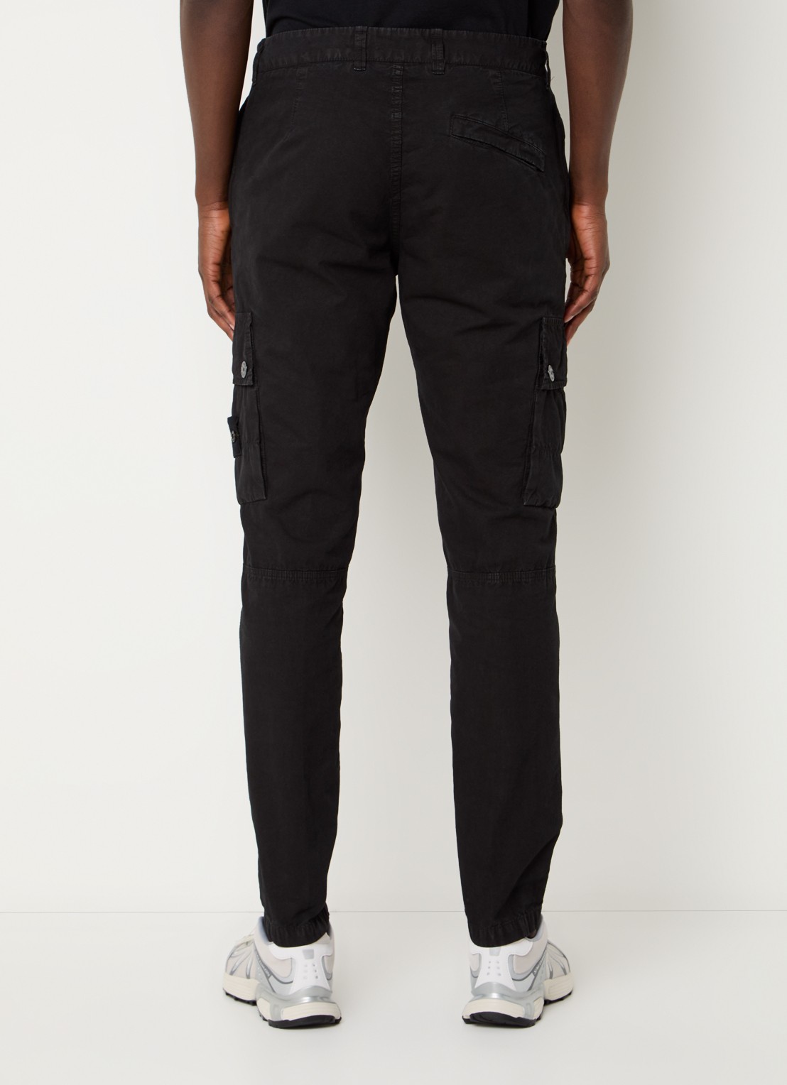 Stone Island S00WA slim fit cargobroek met logo - achterkant 4 zwart
