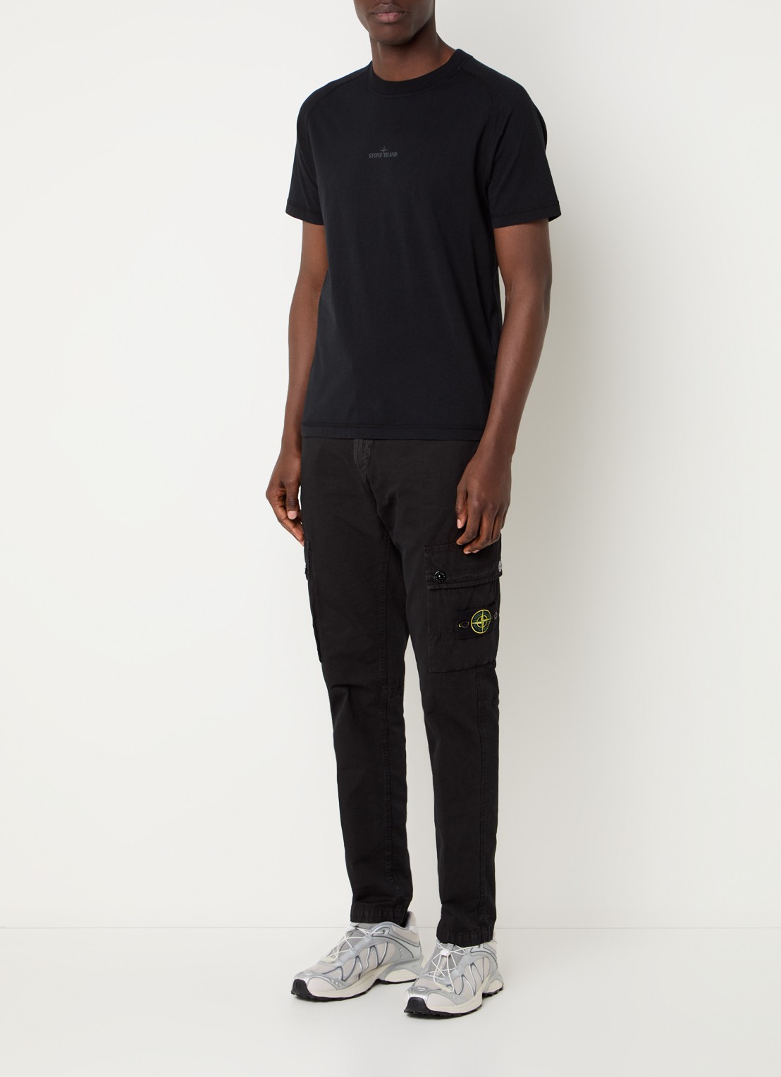 Stone Island S00WA slim fit cargobroek met logo - voorkant 6 zwart