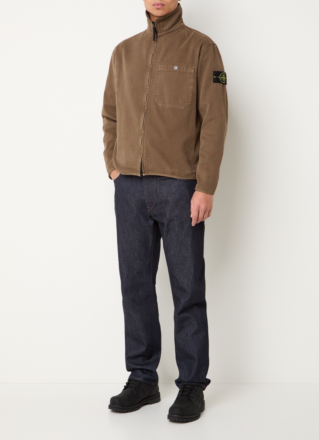 Stone Island S0184 spijkerjas met borstzak en logo - voorkant 3 lichtbruin