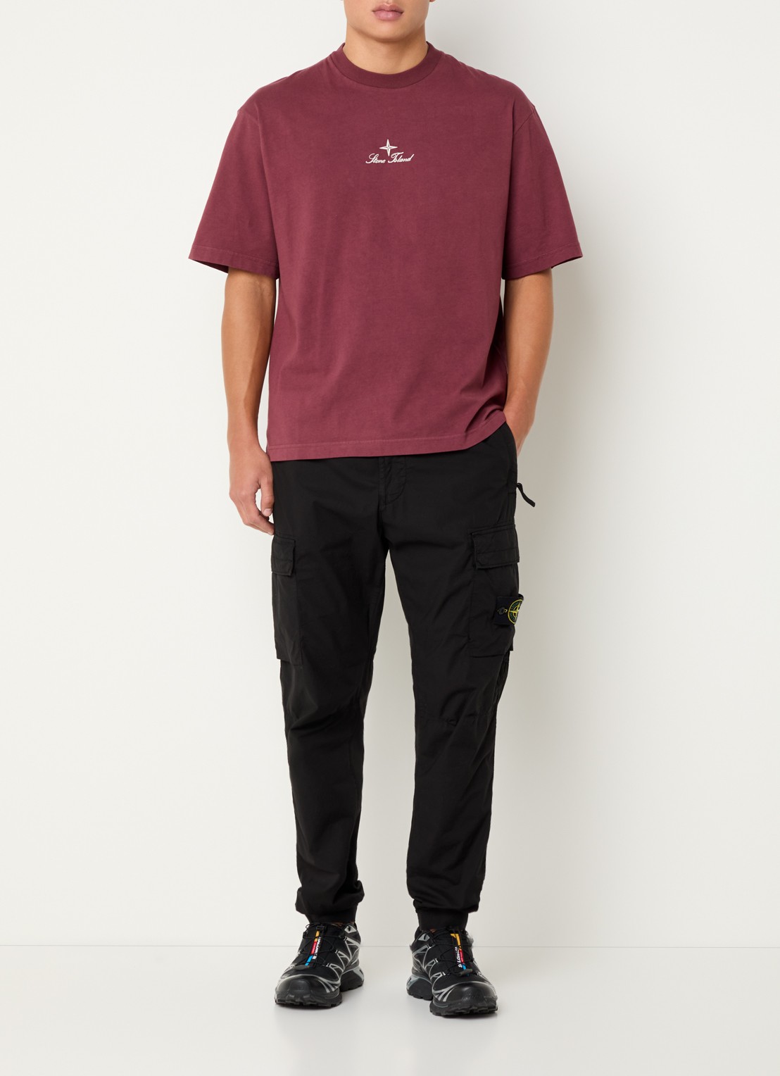 Stone Island S0234 T-shirt met logo- en backprint - voorkant 5 kersenrood