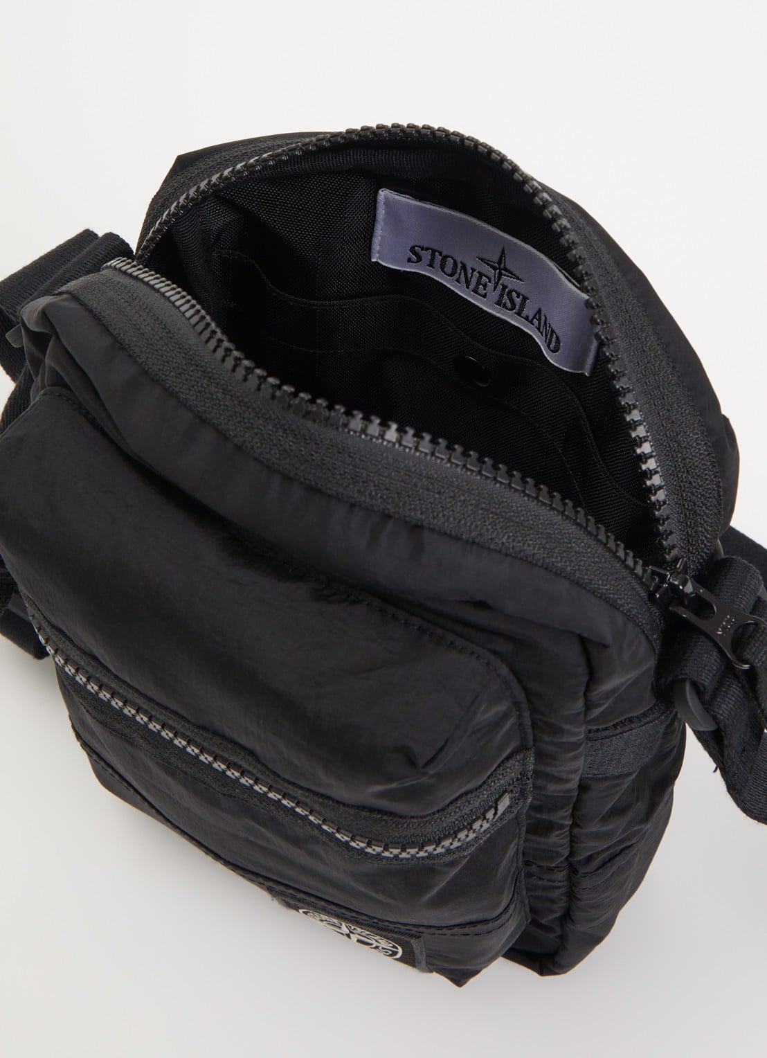 Stone Island S0251 crossbodytas met logo en verstelbare schouderriem - detail zwart