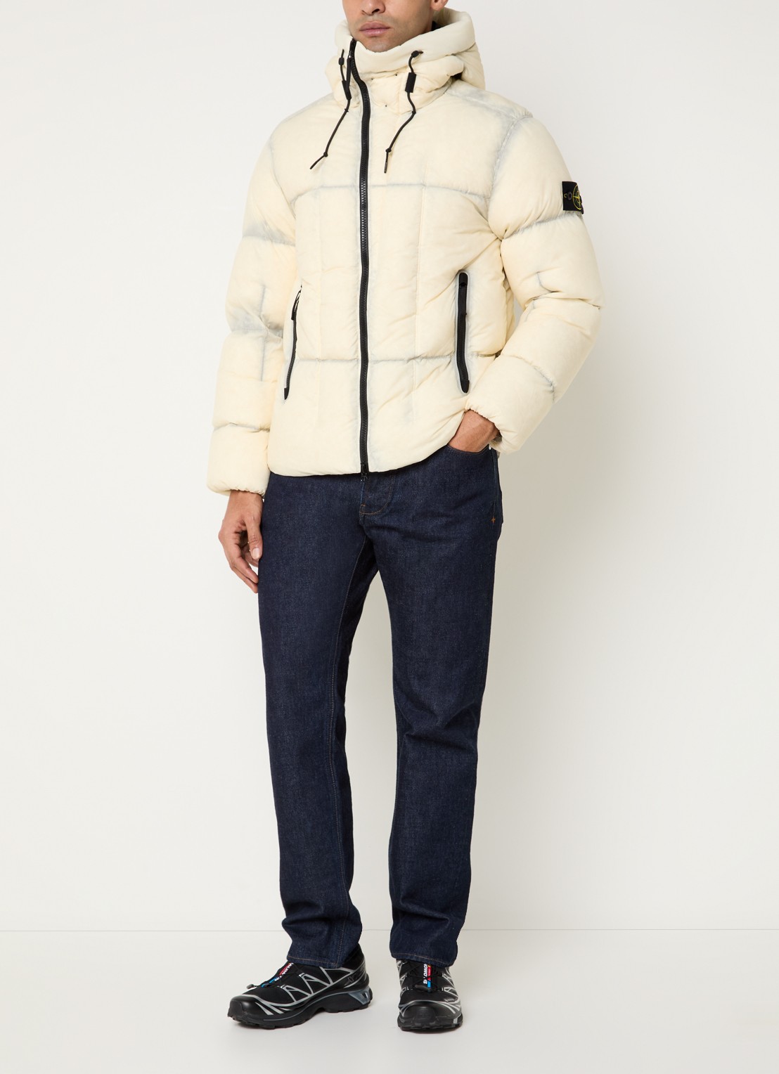 Stone Island S0302 puffer jack met donsvulling en capuchon - voorkant 2 gebroken wit