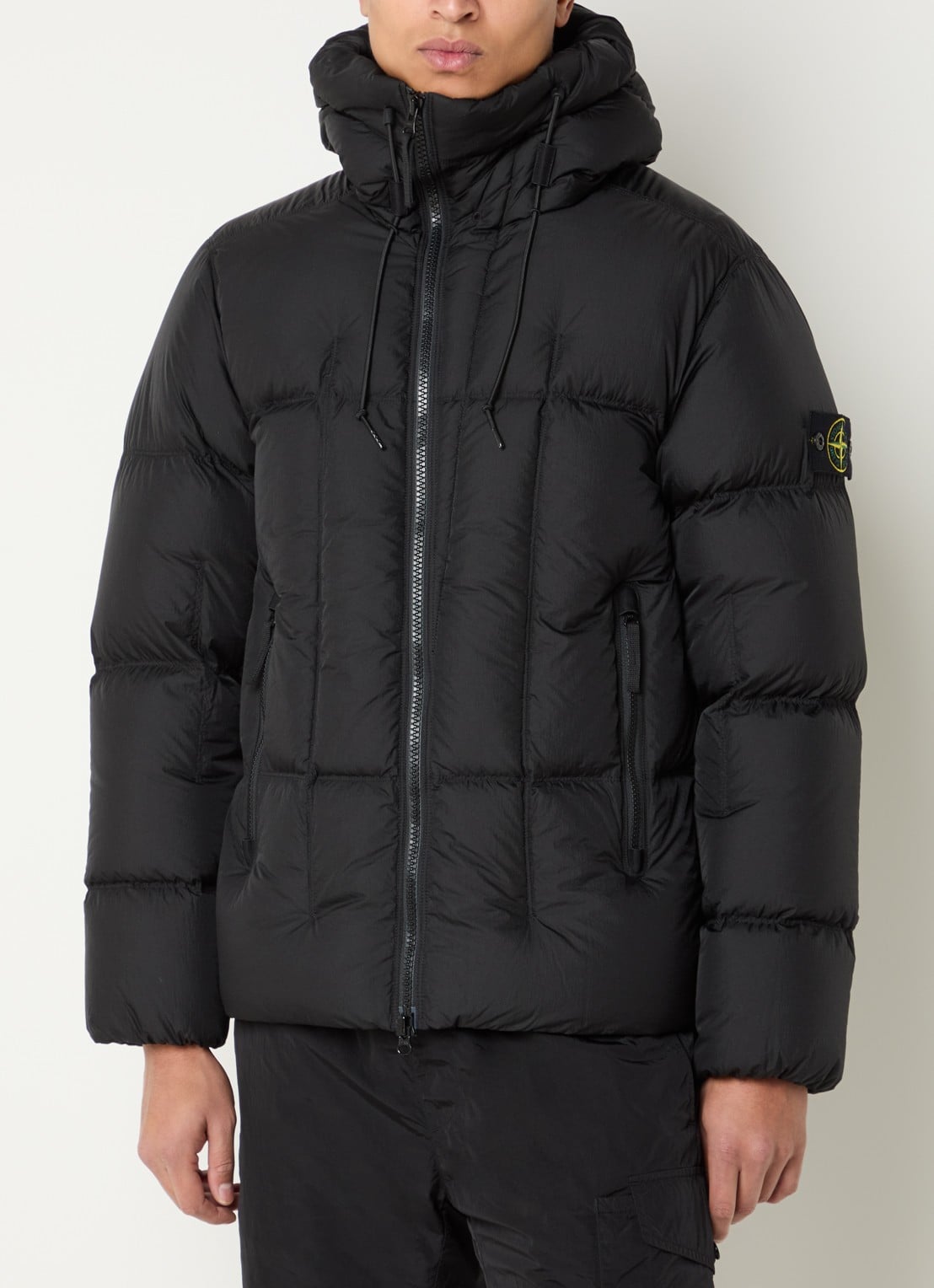 Stone Island S0302 puffer jack met donsvulling en capuchon - detail zwart