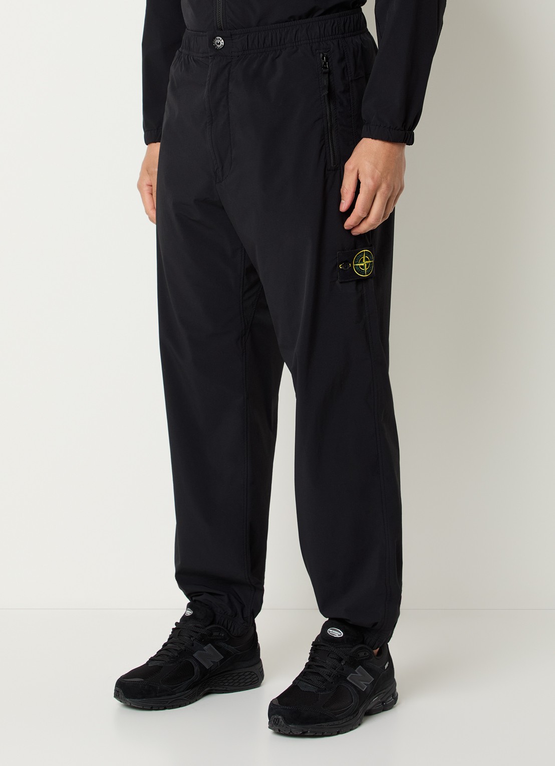 Stone Island S0375 straight fit cargobroek met steekzakken en logo - detail 4 zwart