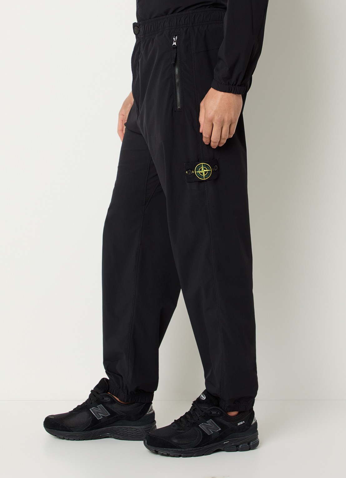 Stone Island S0375 straight fit cargobroek met steekzakken en logo - detail 5 zwart