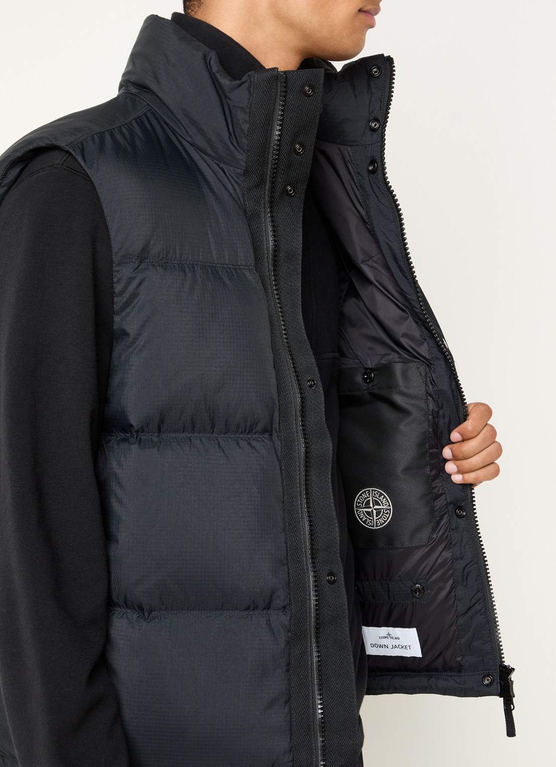 Stone Island S0483 gewatteerde bodywarmer met donsvulling - detail 2 zwart