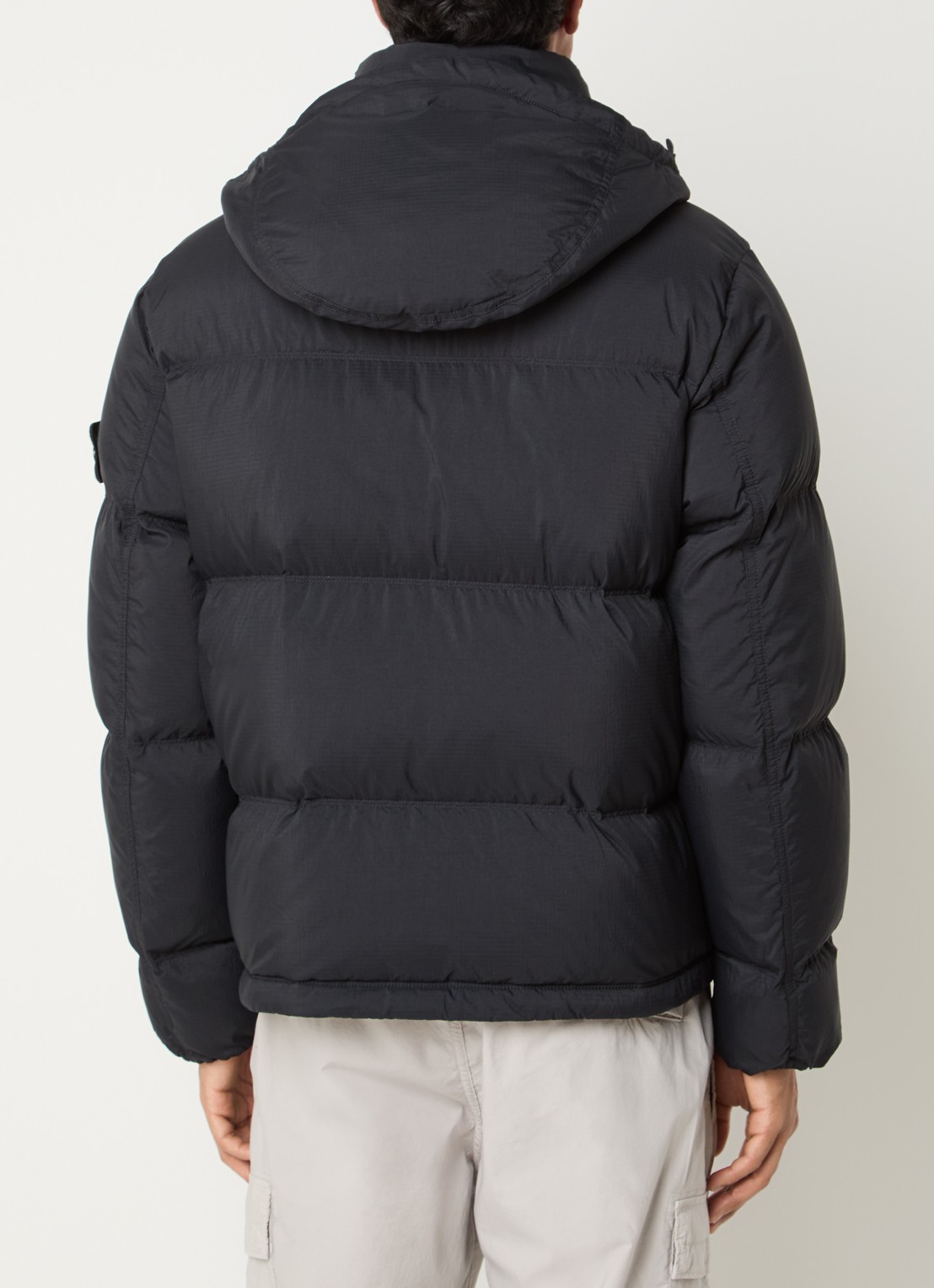 Stone Island S0483 puffer jacket met donsvulling en afneembare capuchon - achterkant zwart