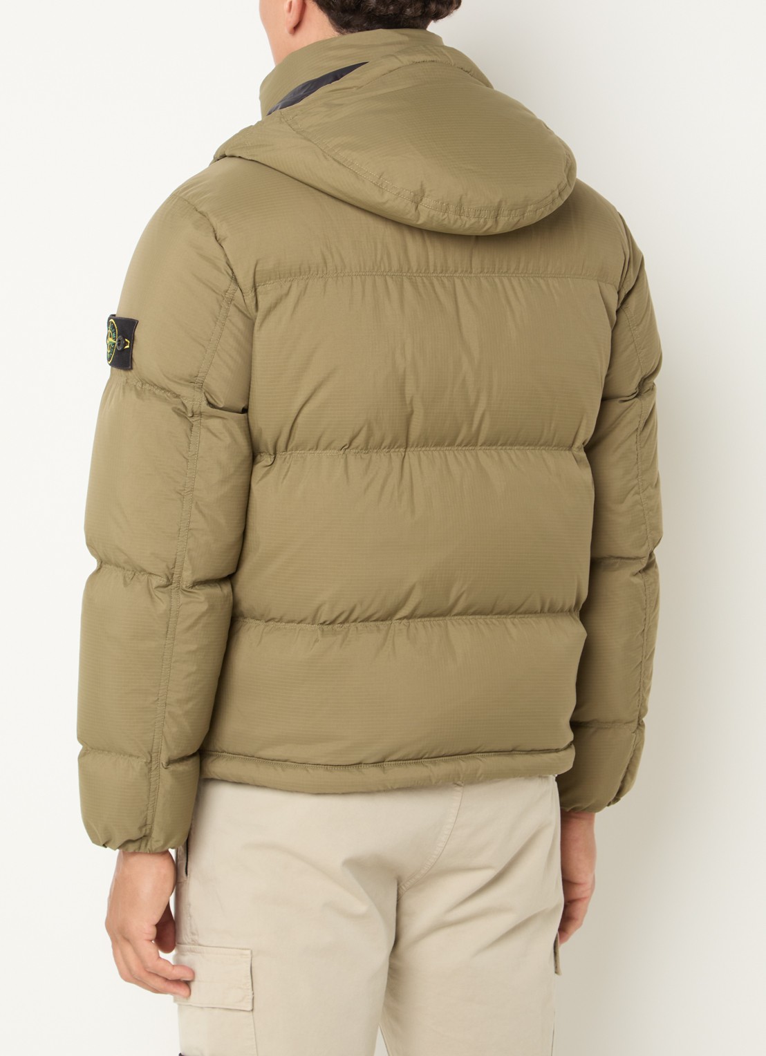 Stone Island S0483 puffer jacket met donsvulling en afneembare capuchon - achterkant 6 legergroen