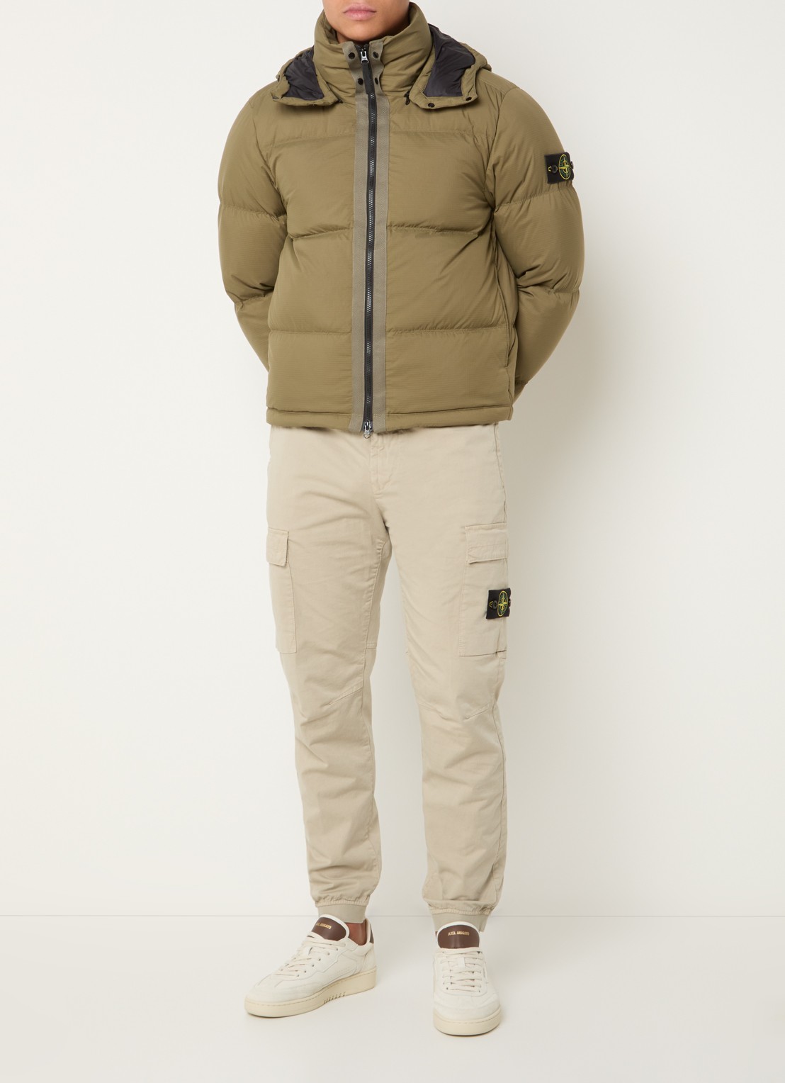 Stone Island S0483 puffer jacket met donsvulling en afneembare capuchon - voorkant 2 legergroen